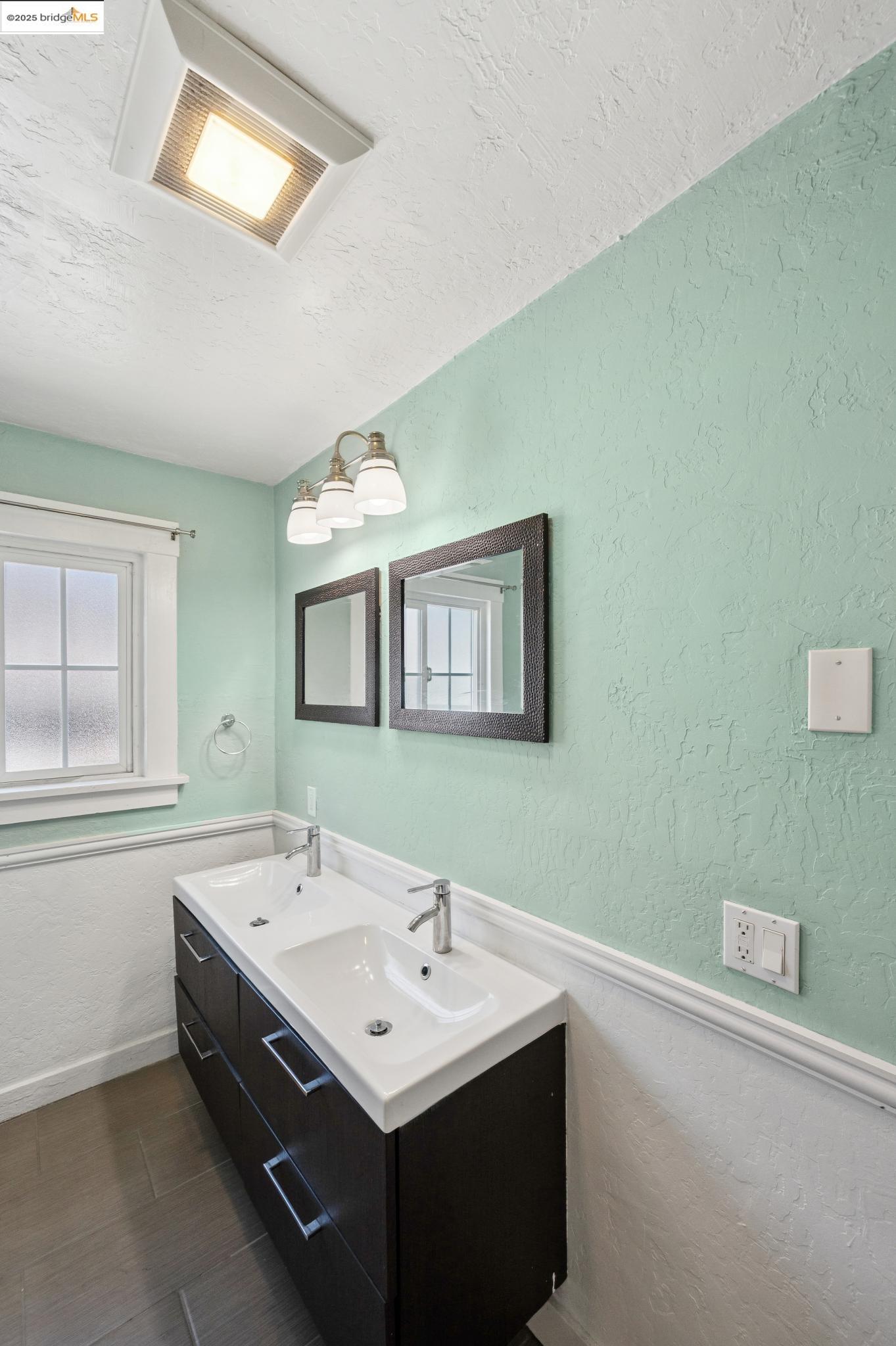 Detail Gallery Image 32 of 60 For 1063 32nd St, Oakland,  CA 94608 - 4 Beds | 3 Baths