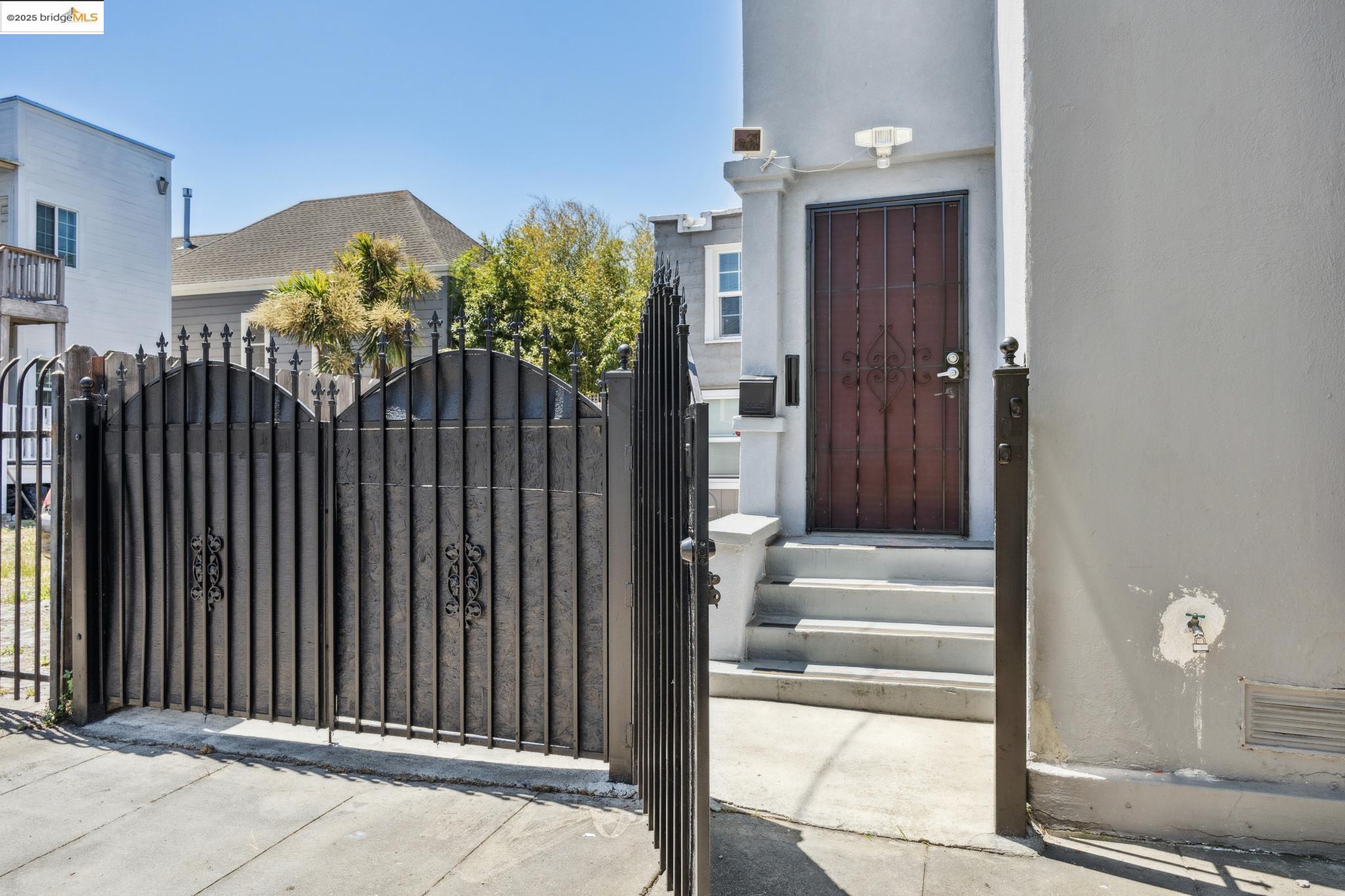 Detail Gallery Image 5 of 60 For 1063 32nd St, Oakland,  CA 94608 - 4 Beds | 3 Baths