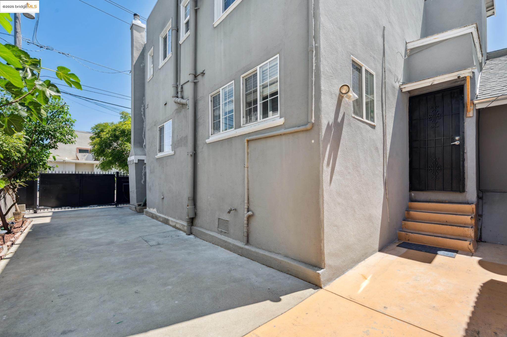 Detail Gallery Image 57 of 60 For 1063 32nd St, Oakland,  CA 94608 - 4 Beds | 3 Baths