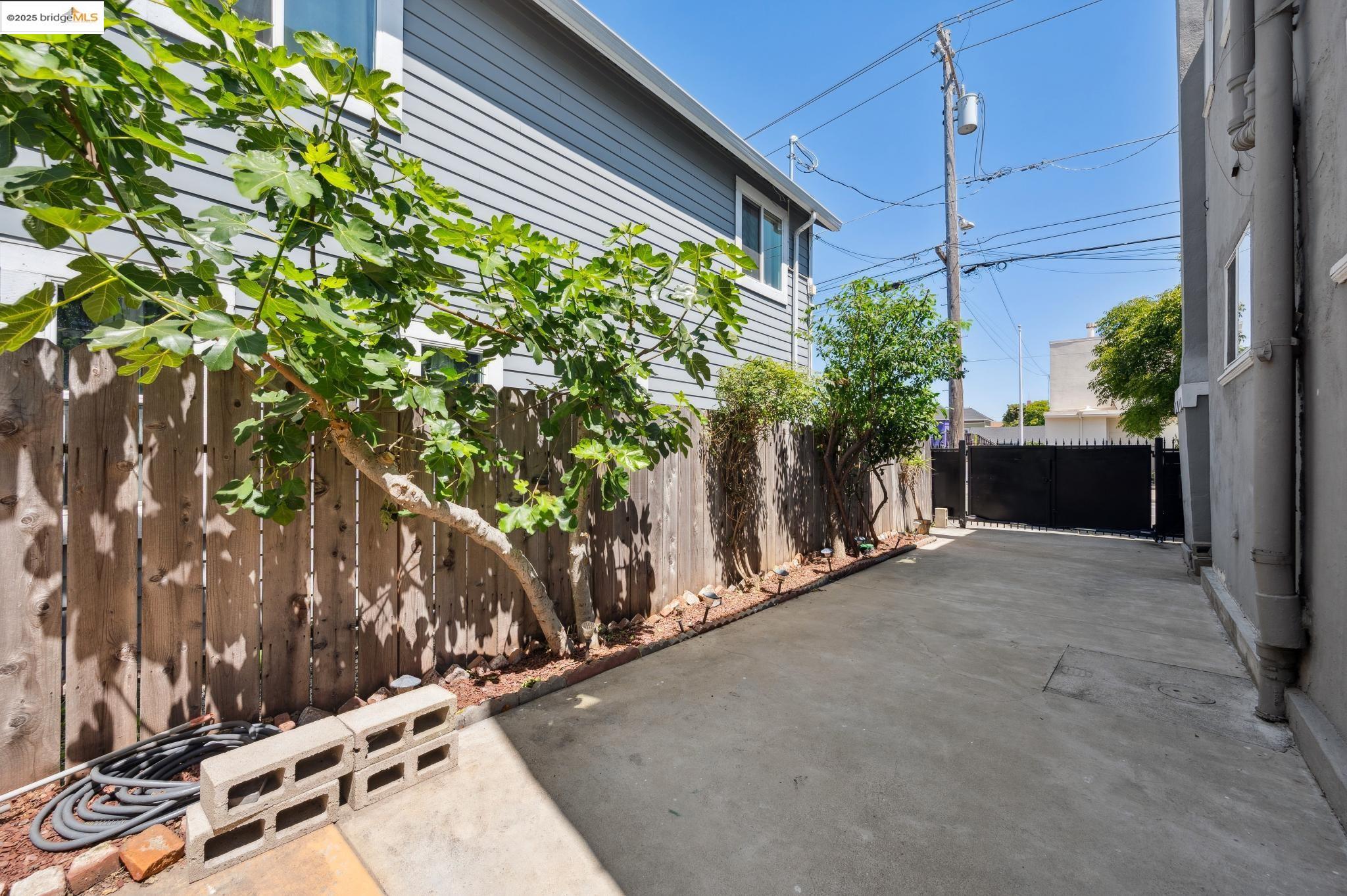 Detail Gallery Image 58 of 60 For 1063 32nd St, Oakland,  CA 94608 - 4 Beds | 3 Baths