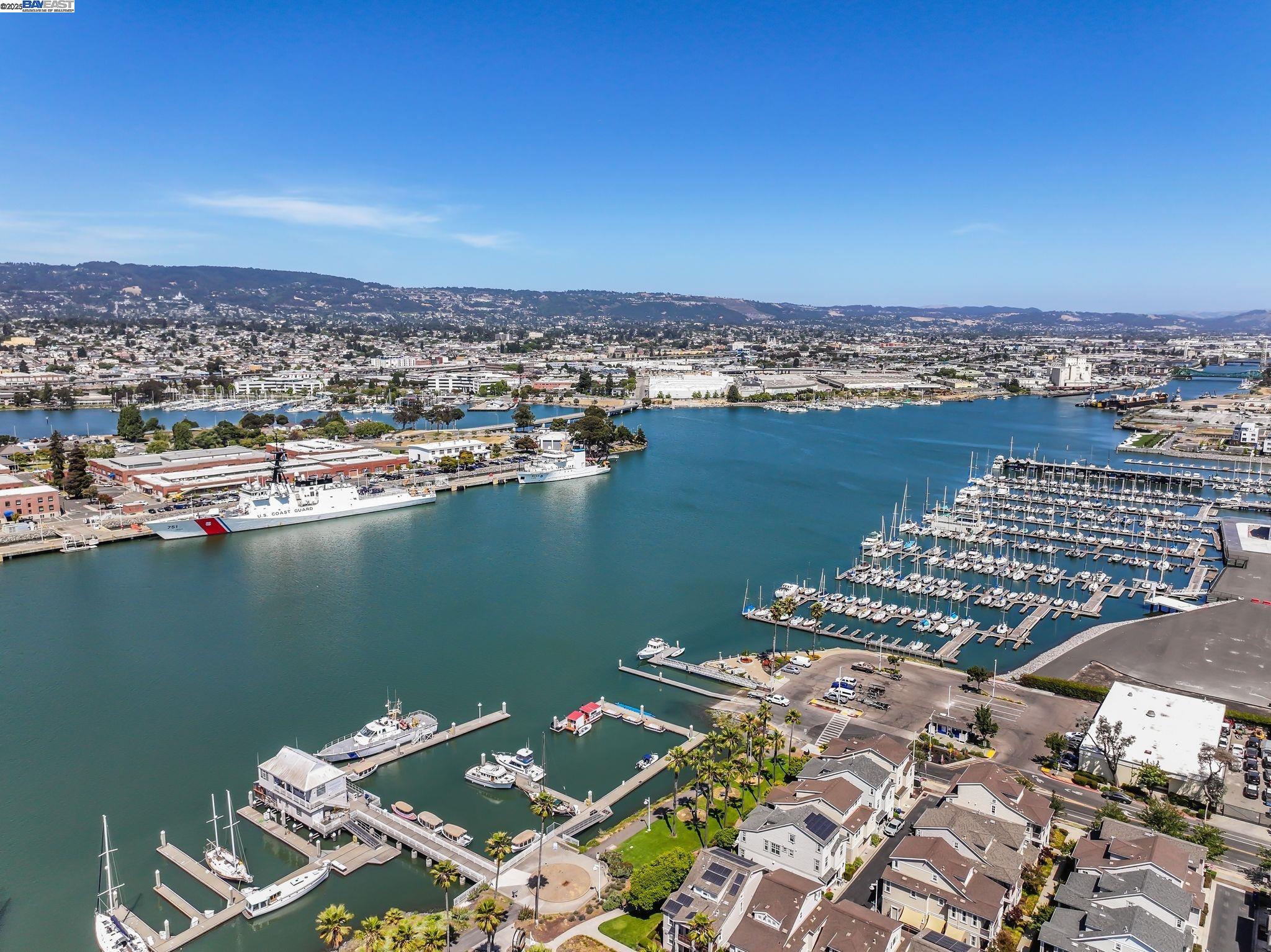 Detail Gallery Image 2 of 35 For 1670 Larkspur Street, Alameda,  CA 94501 - 2 Beds | 3 Baths