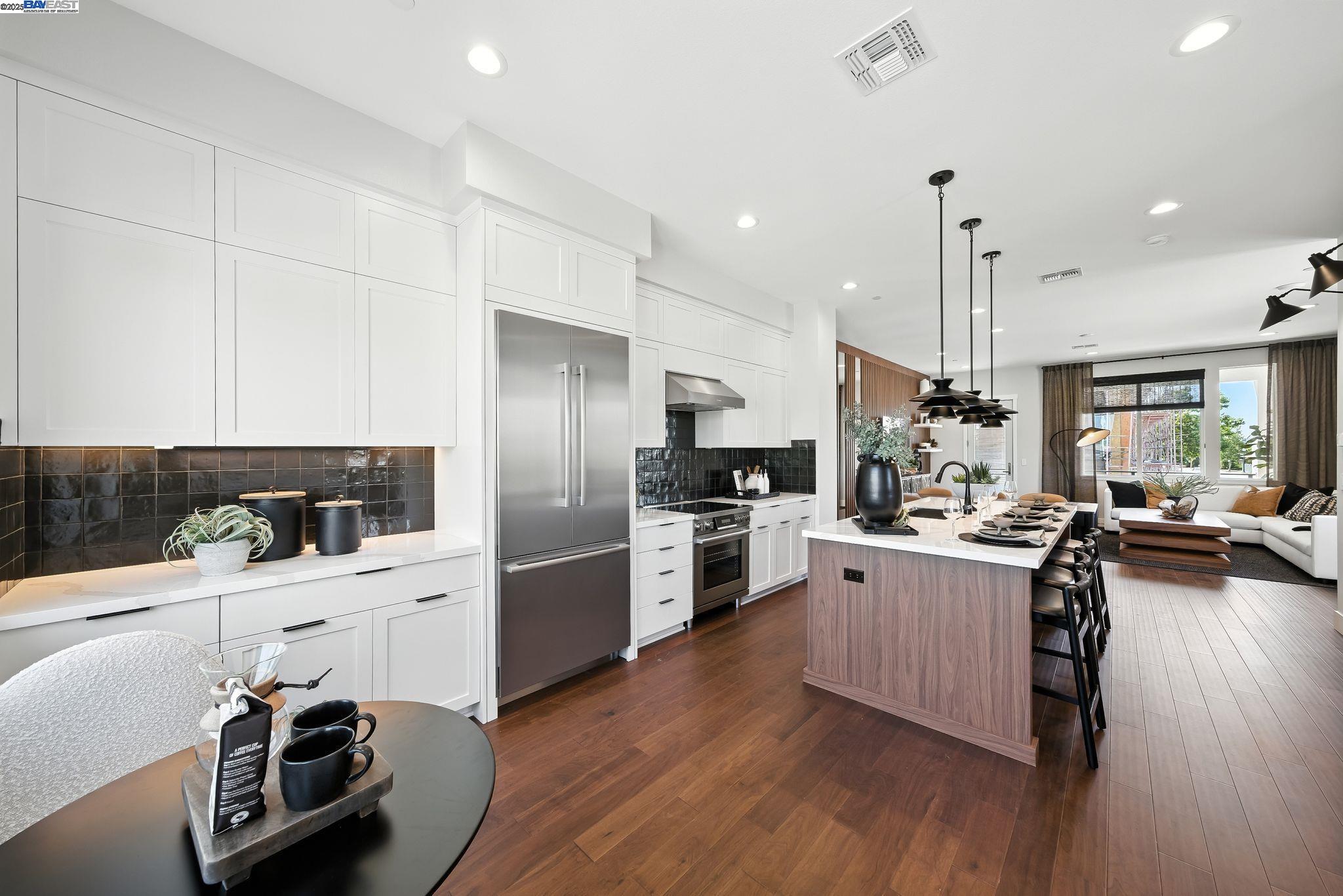 Detail Gallery Image 12 of 35 For 1670 Larkspur Street, Alameda,  CA 94501 - 2 Beds | 3 Baths
