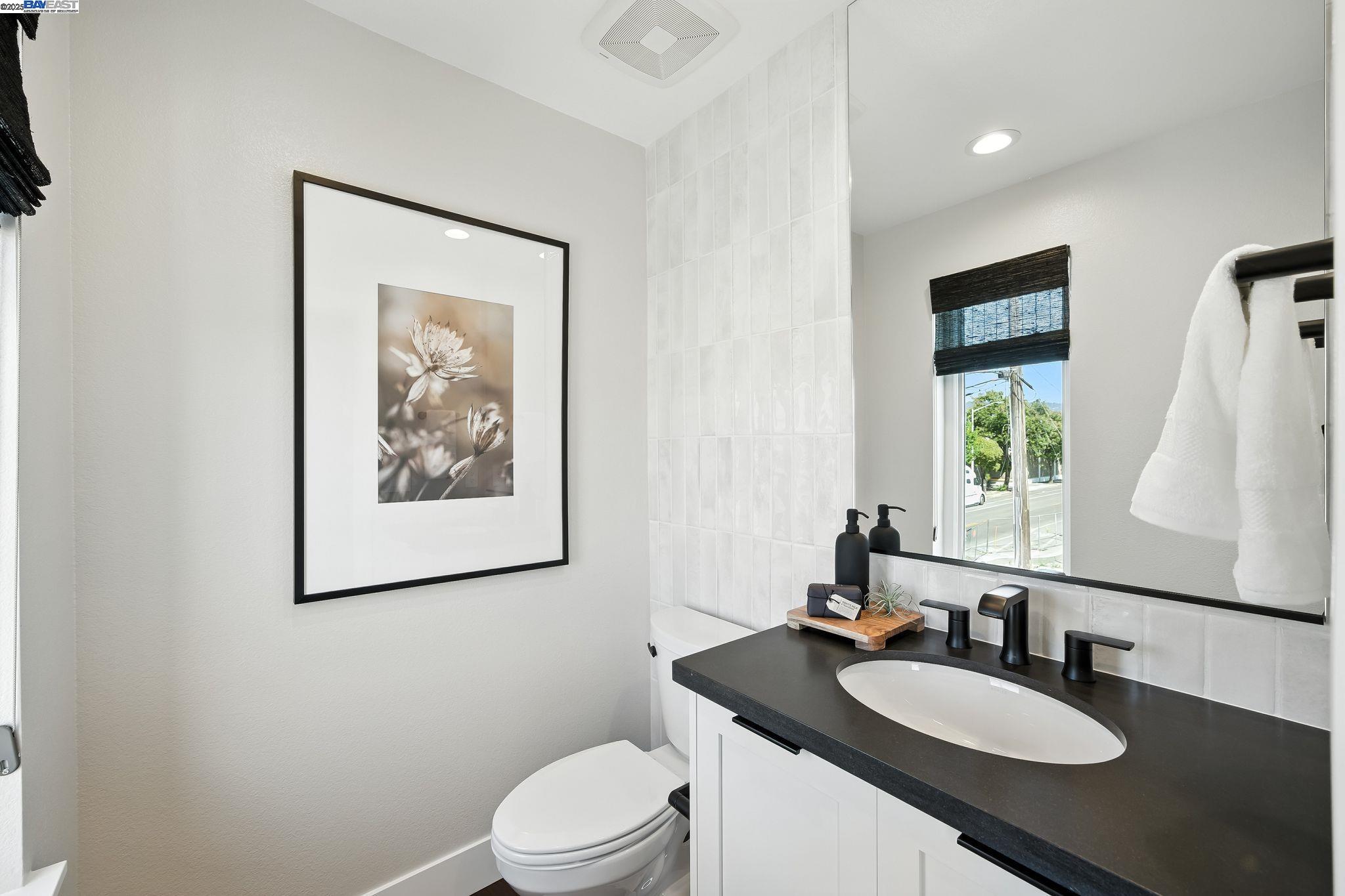 Detail Gallery Image 20 of 35 For 1670 Larkspur Street, Alameda,  CA 94501 - 2 Beds | 3 Baths