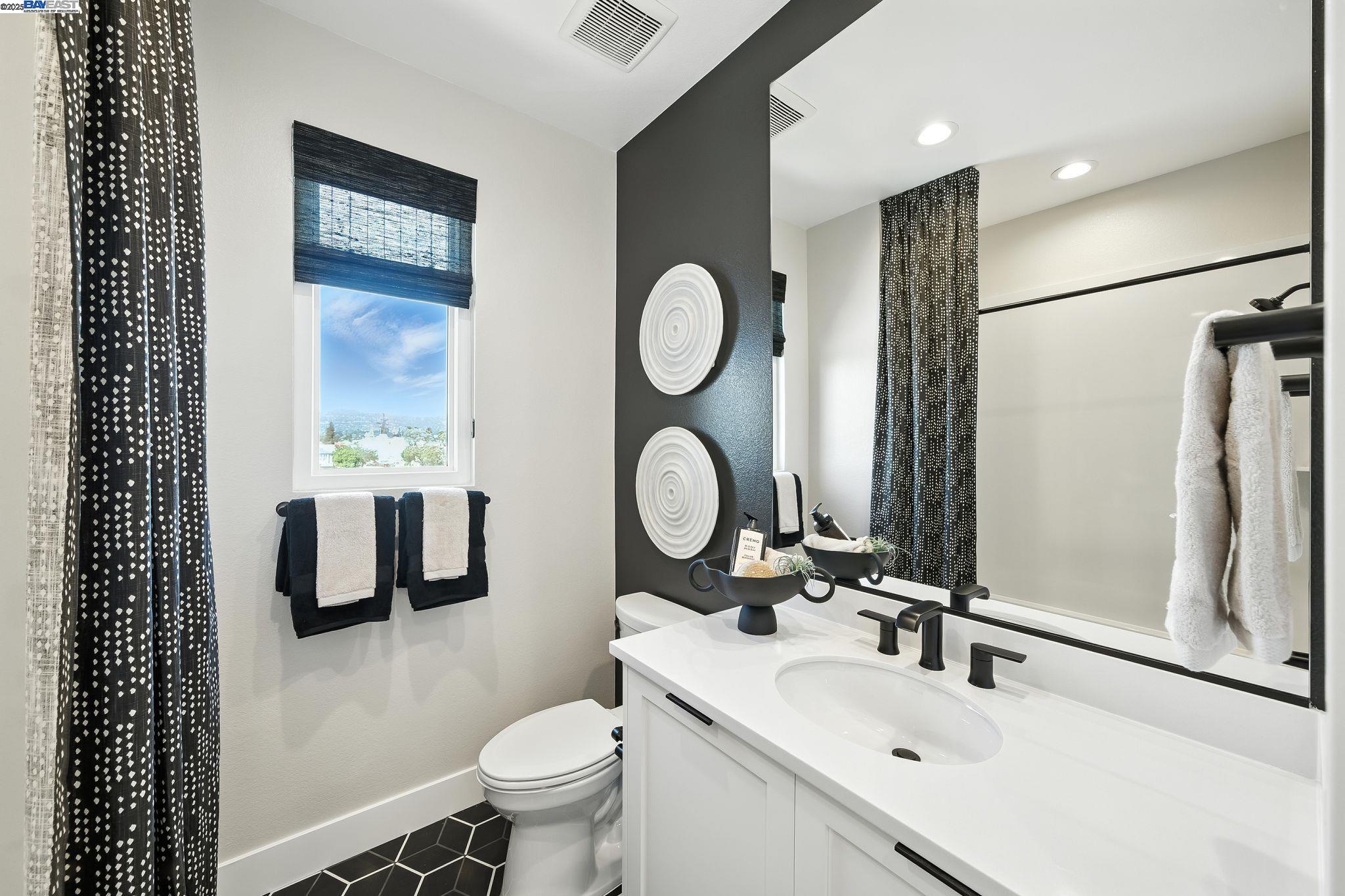 Detail Gallery Image 25 of 35 For 1670 Larkspur Street, Alameda,  CA 94501 - 2 Beds | 3 Baths