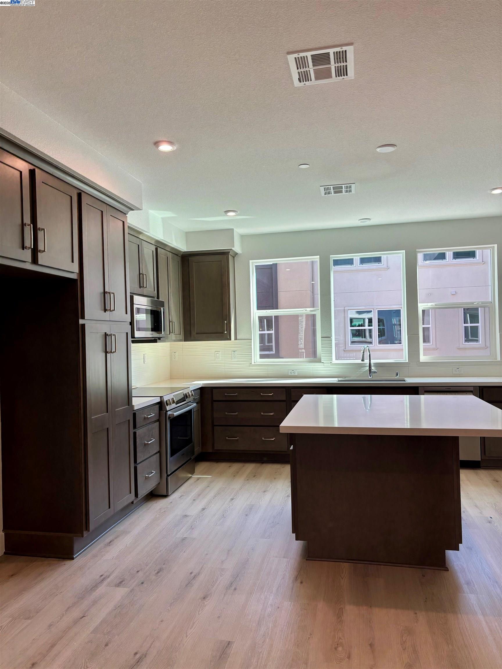 Detail Gallery Image 4 of 18 For 958 Bosco Lane #1603,  Morgan Hill,  CA 95037 - 4 Beds | 3/1 Baths