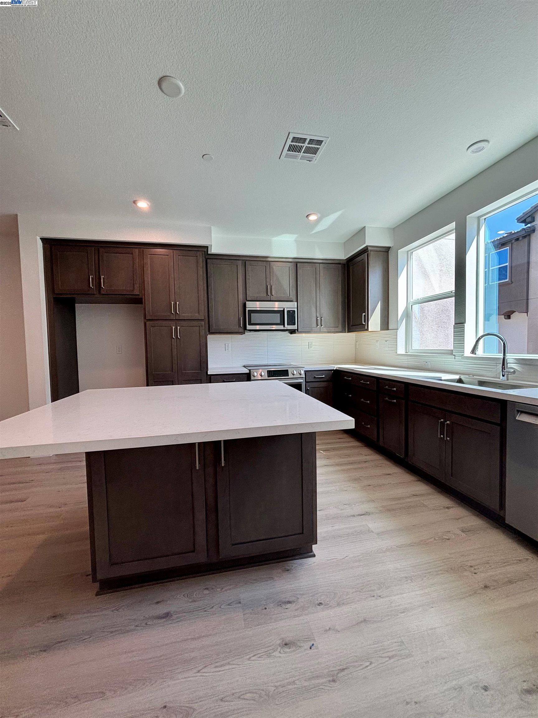 Detail Gallery Image 5 of 18 For 958 Bosco Lane #1603,  Morgan Hill,  CA 95037 - 4 Beds | 3/1 Baths