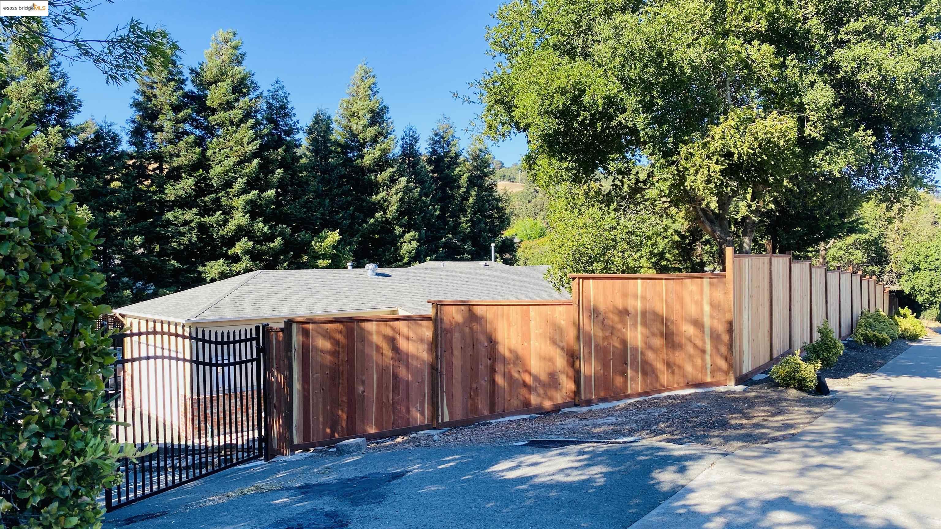 Detail Gallery Image 1 of 20 For 3540 Deer Hill Rd, Lafayette,  CA 94549 - 3 Beds | 2 Baths