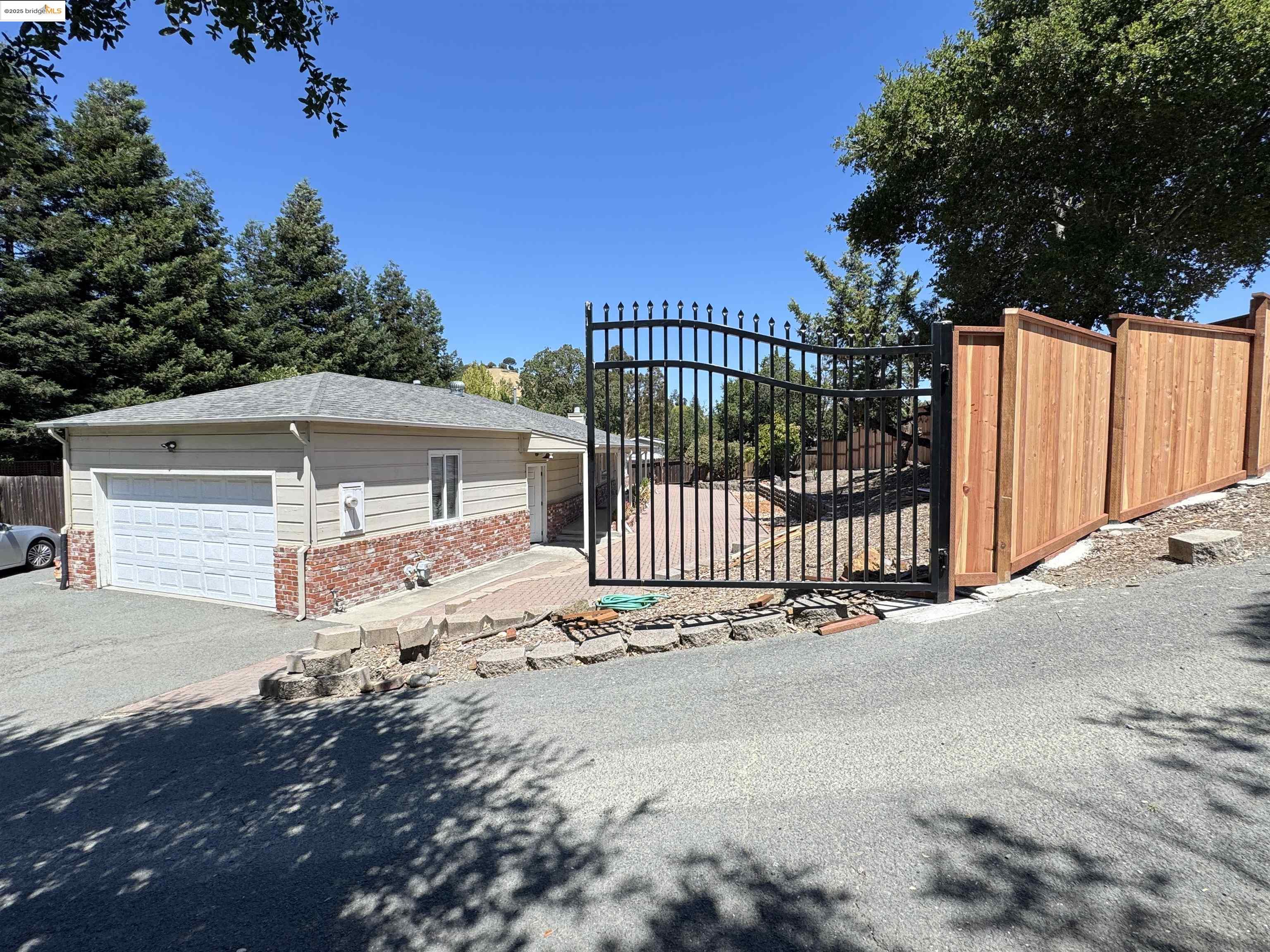Detail Gallery Image 2 of 20 For 3540 Deer Hill Rd, Lafayette,  CA 94549 - 3 Beds | 2 Baths