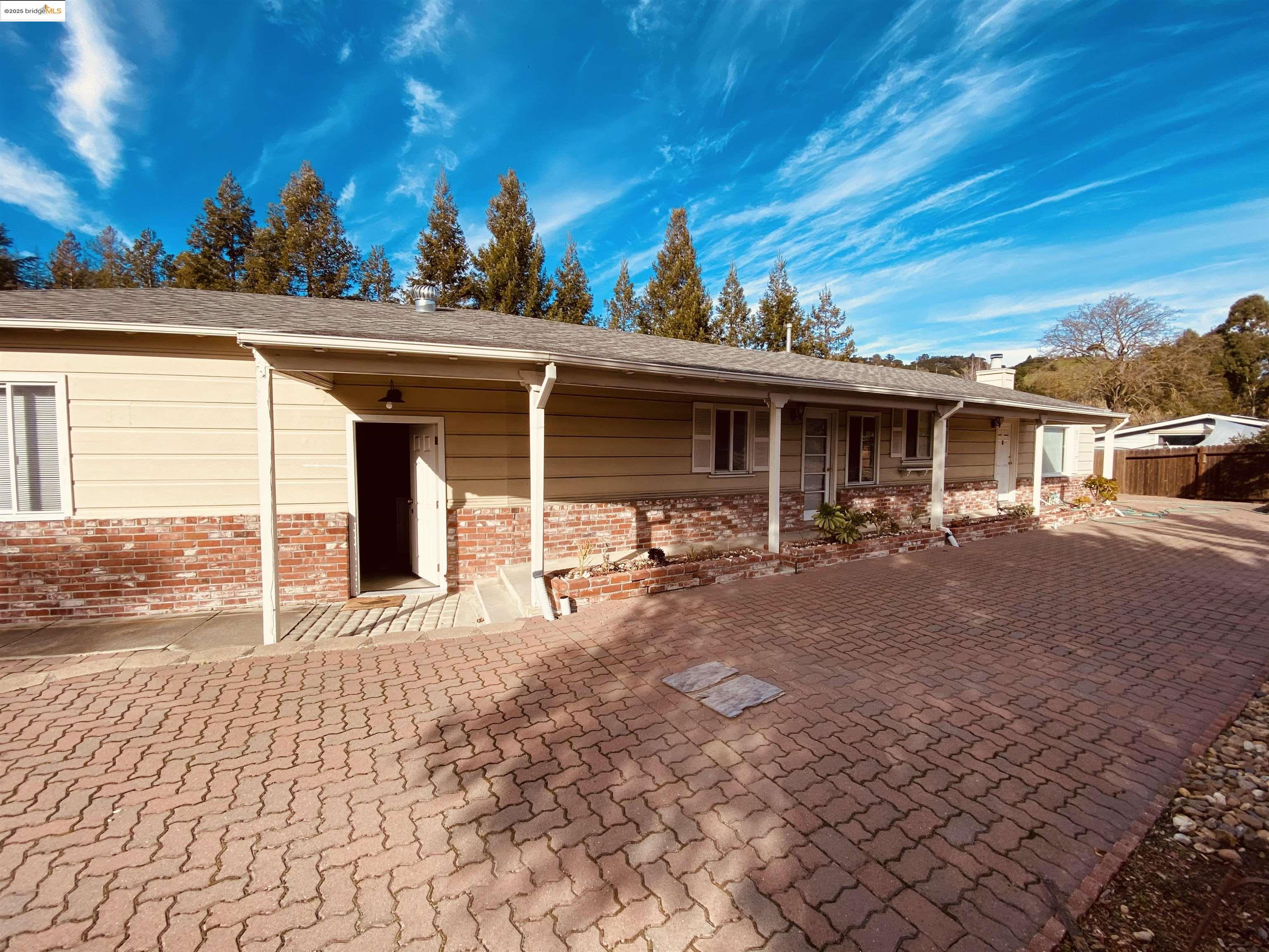 Detail Gallery Image 2 of 17 For 3540 Deer Hill Rd, Lafayette,  CA 94549 - 3 Beds | 2 Baths
