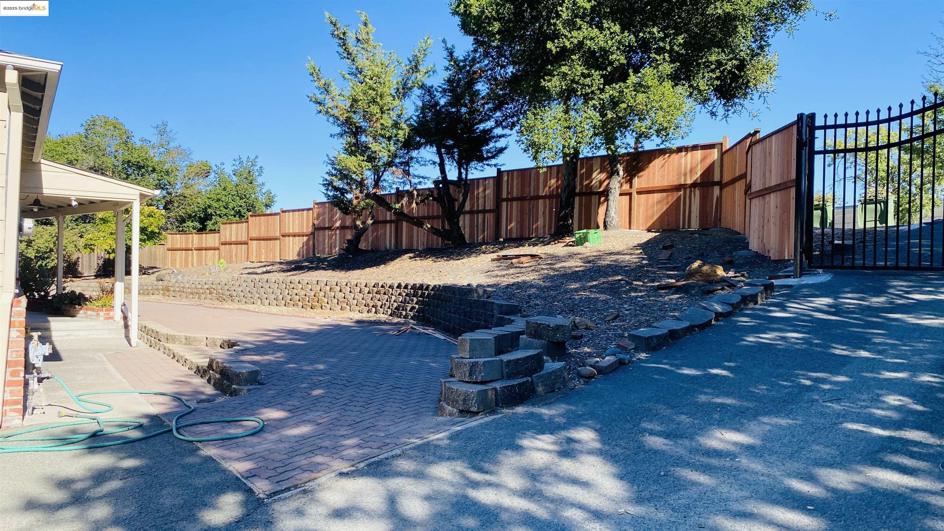Detail Gallery Image 4 of 20 For 3540 Deer Hill Rd, Lafayette,  CA 94549 - 3 Beds | 2 Baths