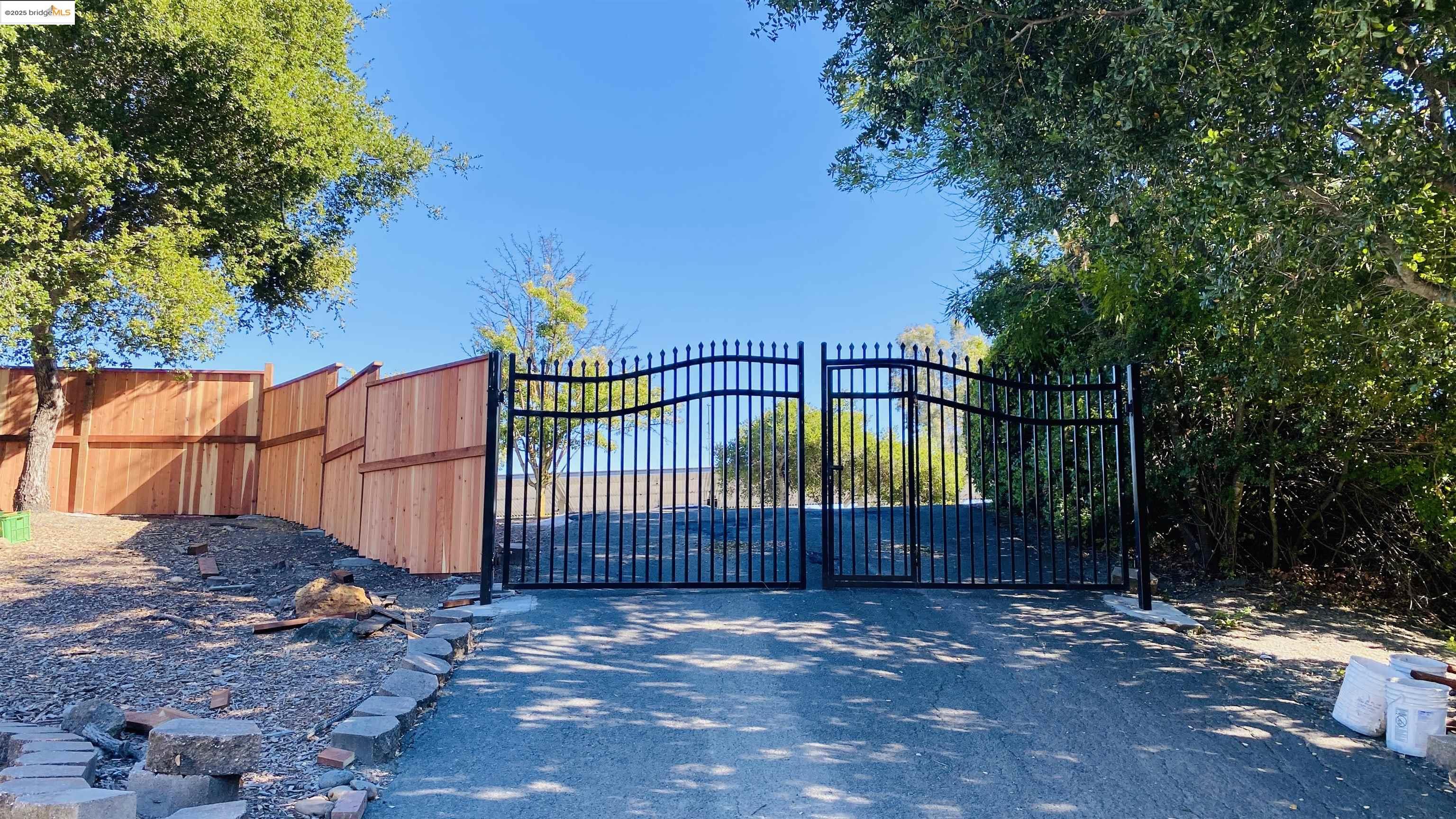 Detail Gallery Image 5 of 20 For 3540 Deer Hill Rd, Lafayette,  CA 94549 - 3 Beds | 2 Baths