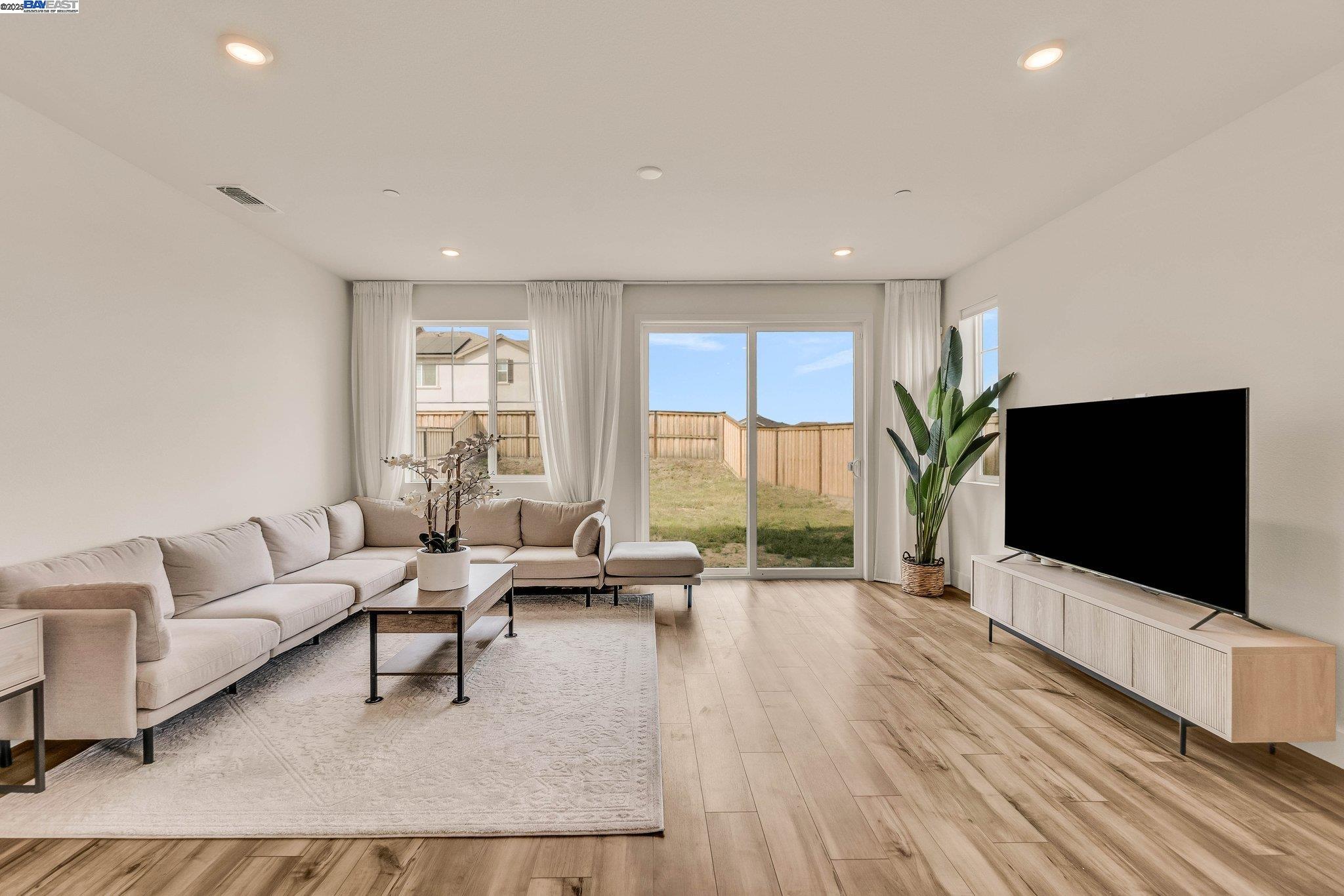 Detail Gallery Image 3 of 33 For 5796 Markham Ct, Tracy,  CA 95377 - 4 Beds | 3 Baths
