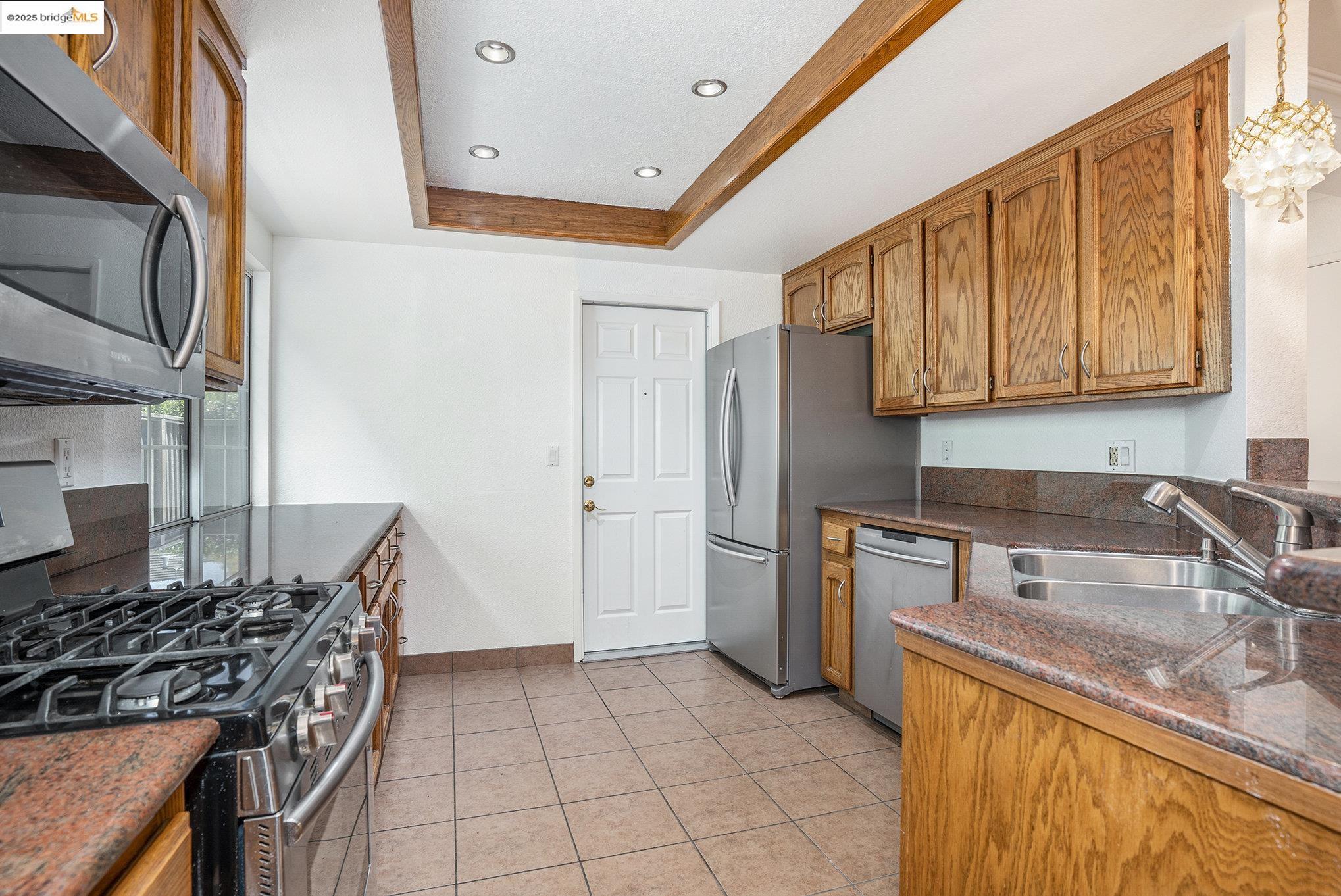 Detail Gallery Image 6 of 19 For 3025 Badger Dr, Pleasanton,  CA 94566 - 3 Beds | 2/1 Baths
