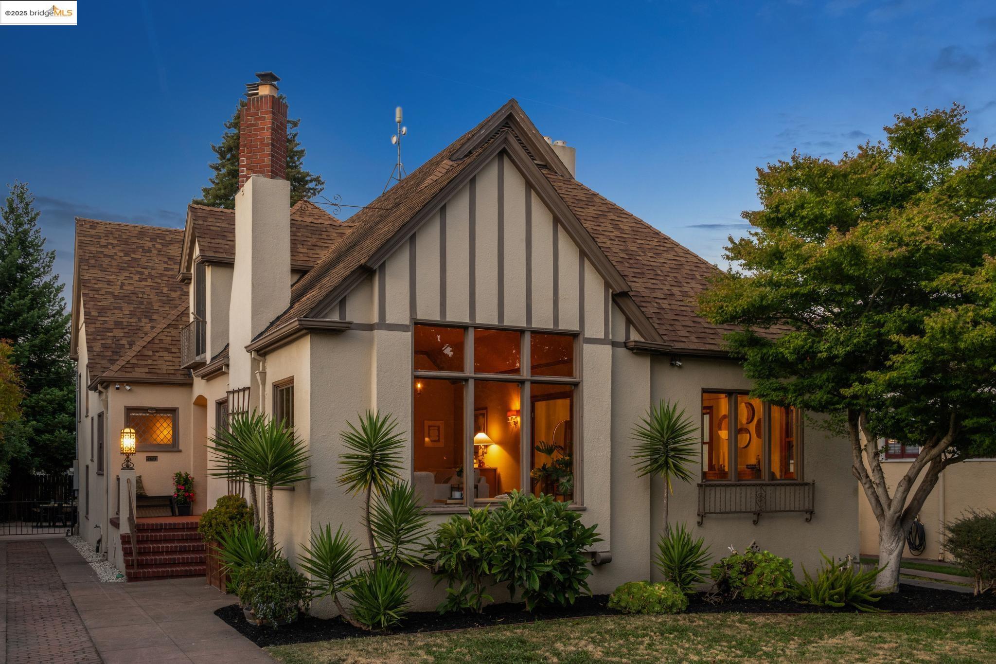 Detail Gallery Image 1 of 1 For 2823 Central Ave, Alameda,  CA 94501 - 4 Beds | 2 Baths