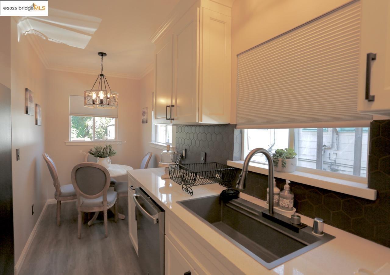 Detail Gallery Image 5 of 26 For 2594 Fruitvale Ave, Oakland,  CA 94601 - 2 Beds | 1 Baths