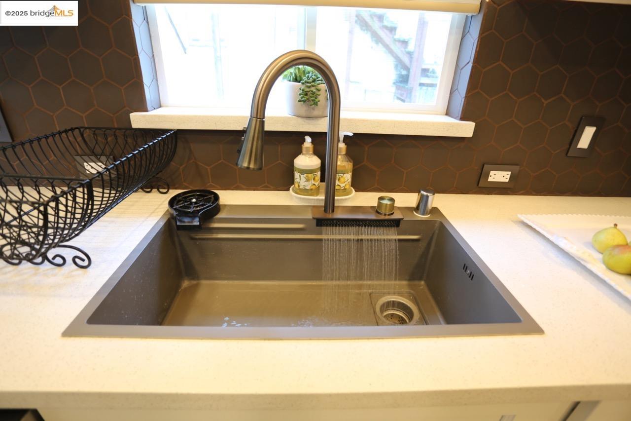 Detail Gallery Image 7 of 26 For 2594 Fruitvale Ave, Oakland,  CA 94601 - 2 Beds | 1 Baths