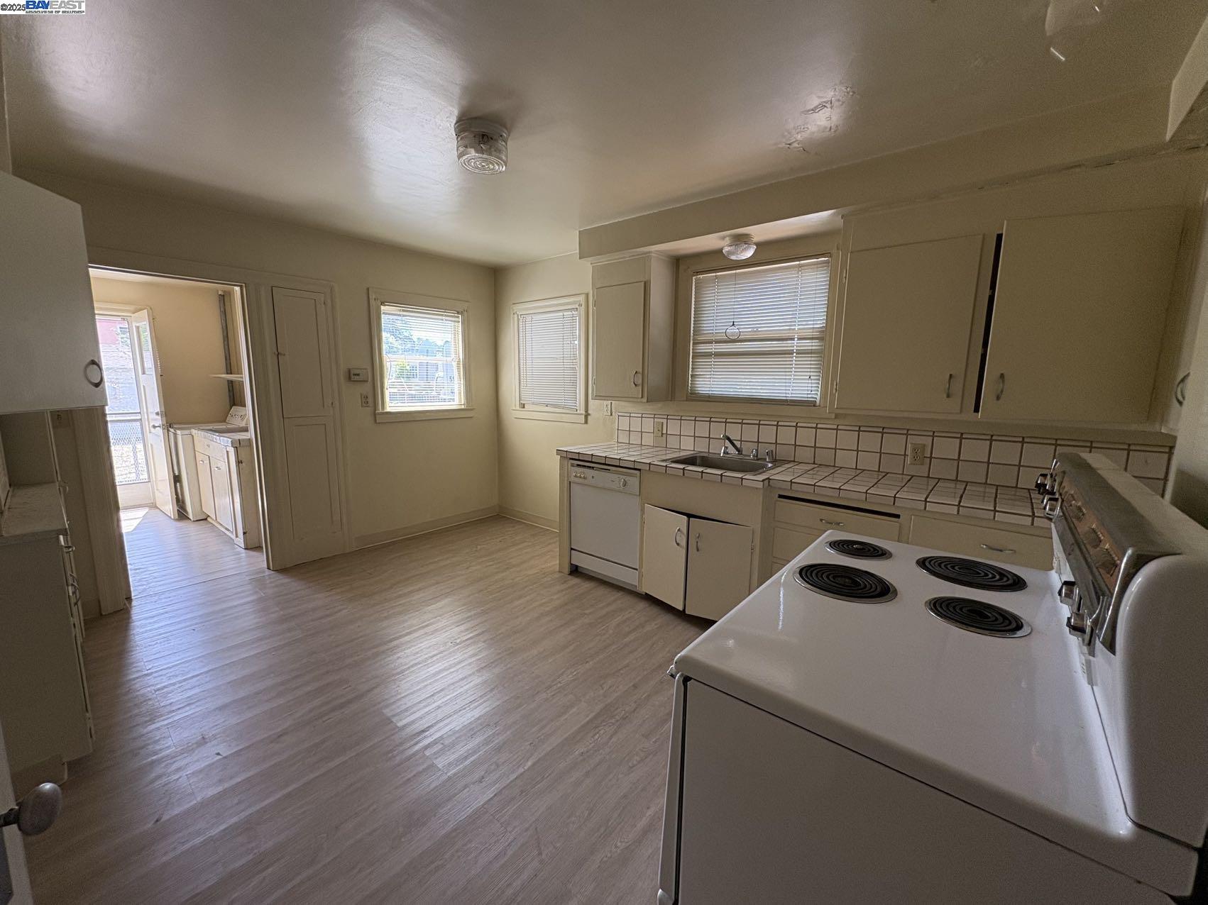 Detail Gallery Image 7 of 20 For 494 Lewis Ave, San Leandro,  CA 94577 - 3 Beds | 2 Baths
