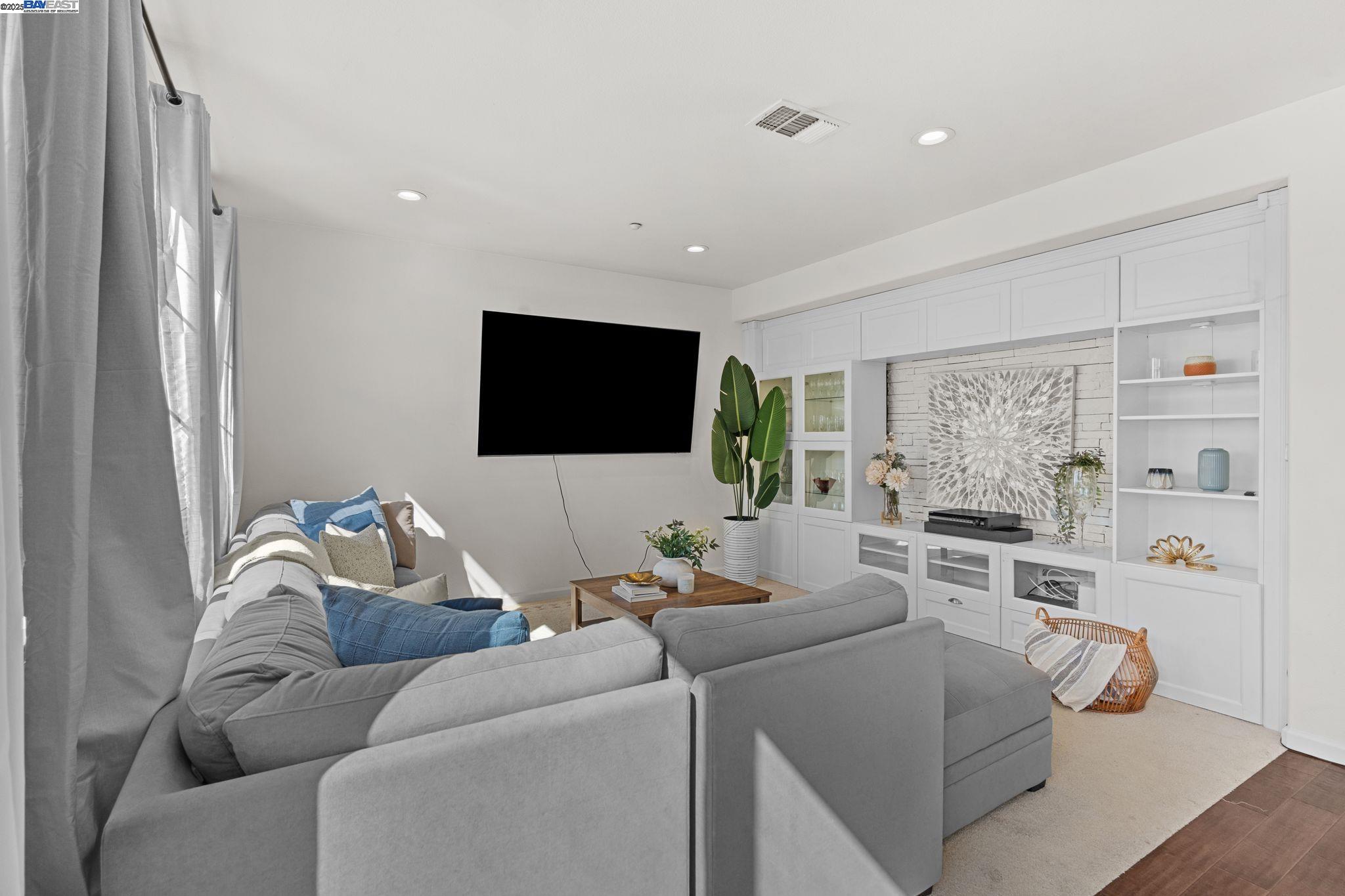 Detail Gallery Image 10 of 31 For 663 Falling Star Dr, Martinez,  CA 94553 - 3 Beds | 2/1 Baths