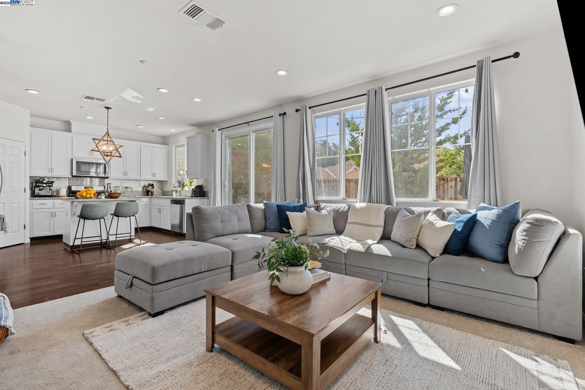 Detail Gallery Image 11 of 31 For 663 Falling Star Dr, Martinez,  CA 94553 - 3 Beds | 2/1 Baths