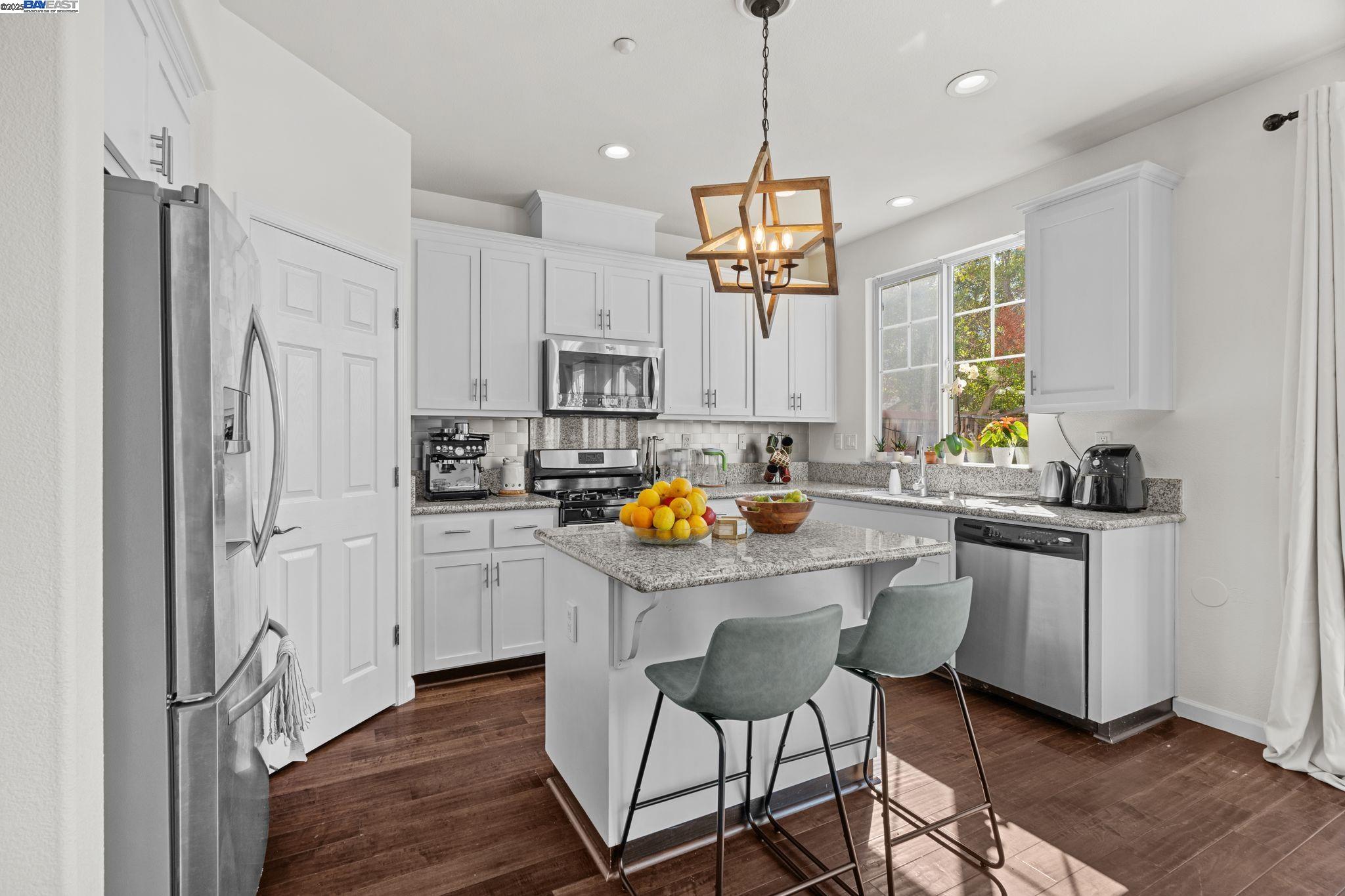 Detail Gallery Image 4 of 31 For 663 Falling Star Dr, Martinez,  CA 94553 - 3 Beds | 2/1 Baths