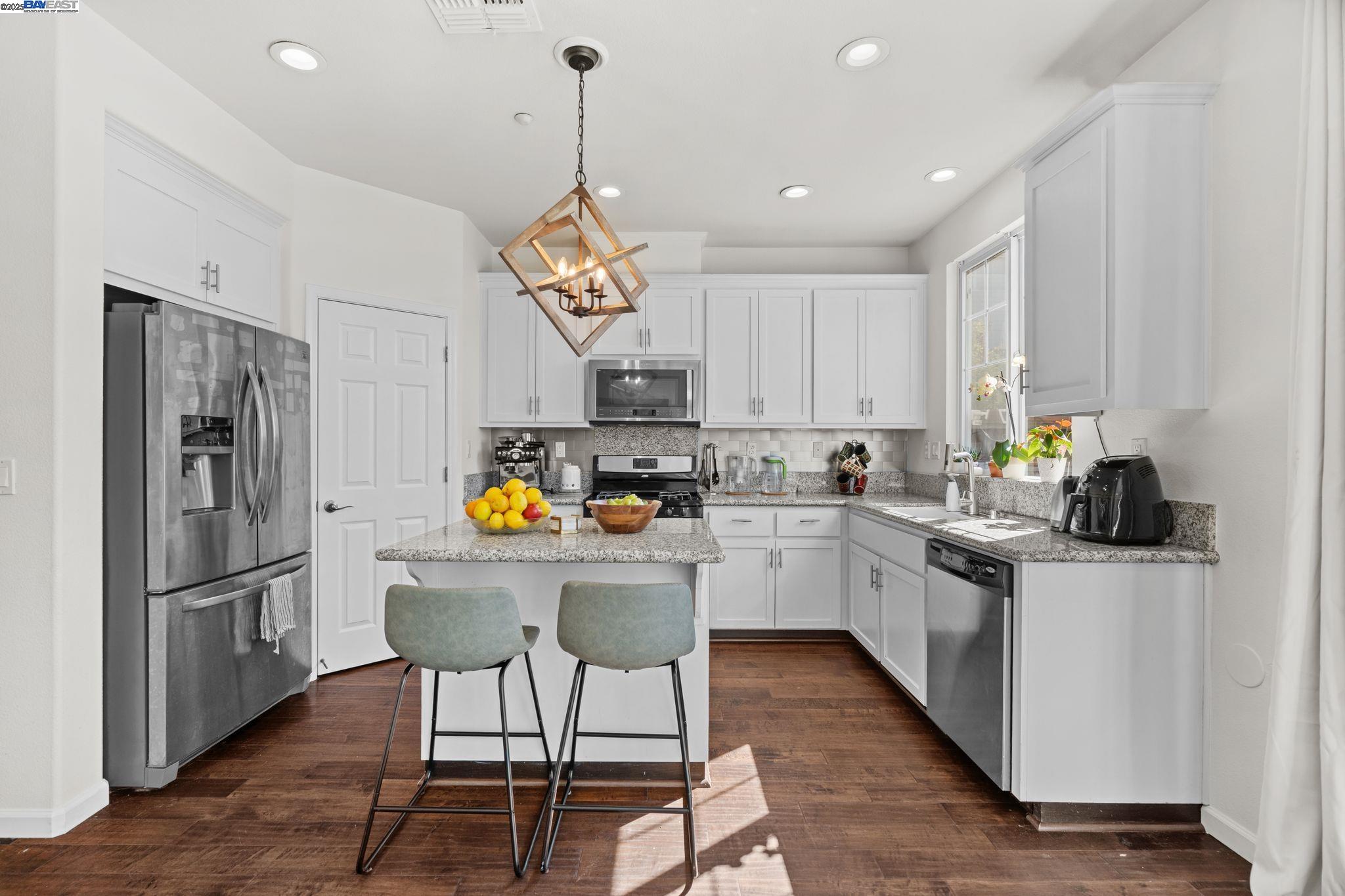 Detail Gallery Image 5 of 31 For 663 Falling Star Dr, Martinez,  CA 94553 - 3 Beds | 2/1 Baths