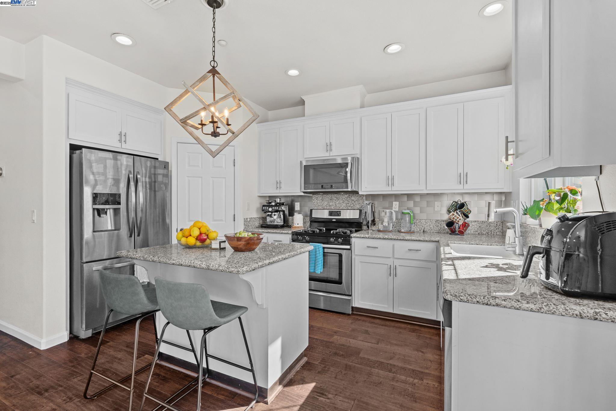Detail Gallery Image 6 of 31 For 663 Falling Star Dr, Martinez,  CA 94553 - 3 Beds | 2/1 Baths