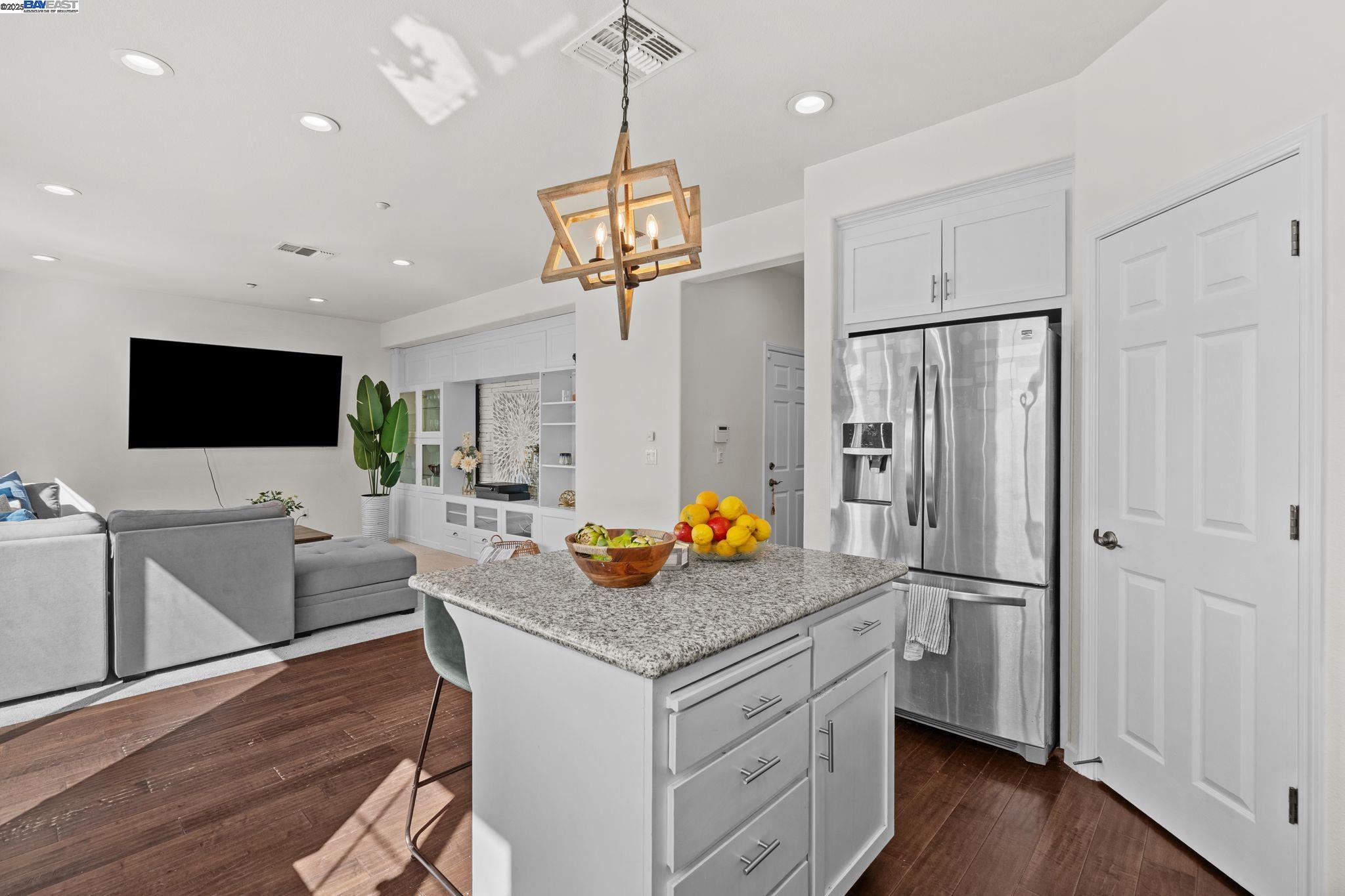 Detail Gallery Image 7 of 31 For 663 Falling Star Dr, Martinez,  CA 94553 - 3 Beds | 2/1 Baths