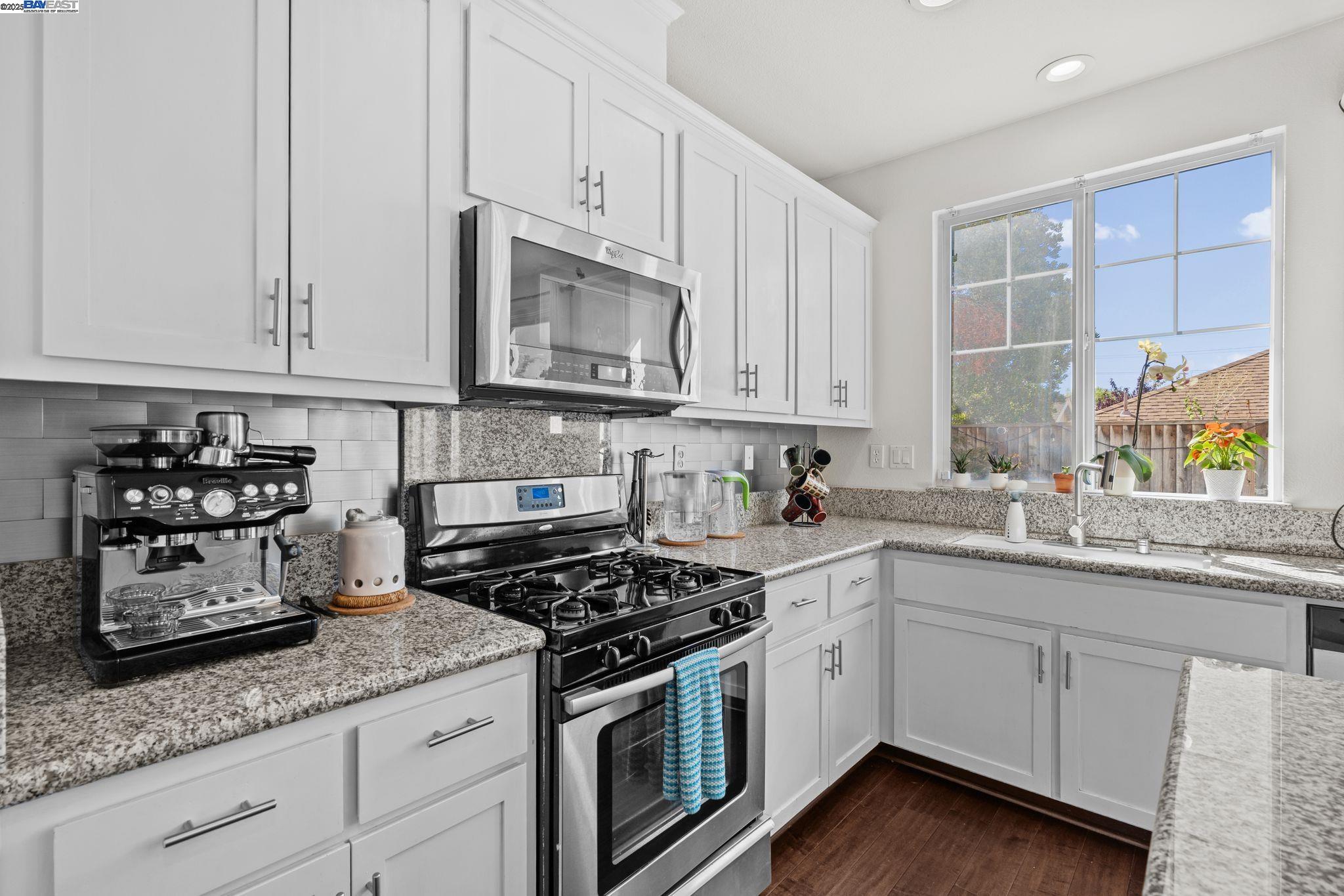 Detail Gallery Image 8 of 31 For 663 Falling Star Dr, Martinez,  CA 94553 - 3 Beds | 2/1 Baths