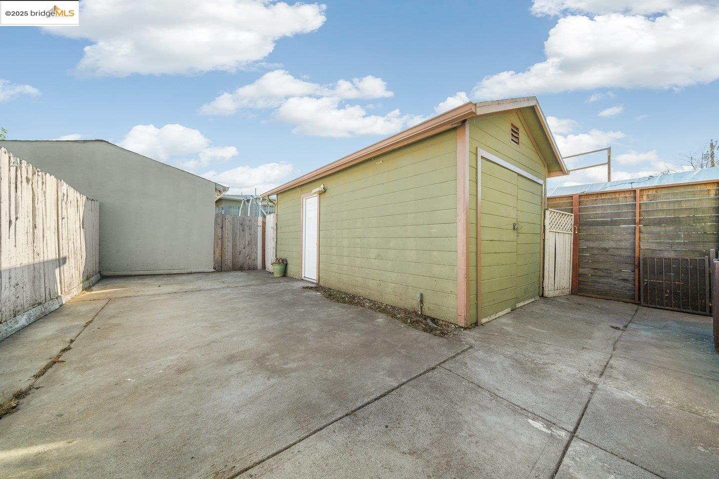 Detail Gallery Image 17 of 19 For 2020 Auseon Ave, Oakland,  CA 94621 - 3 Beds | 1 Baths