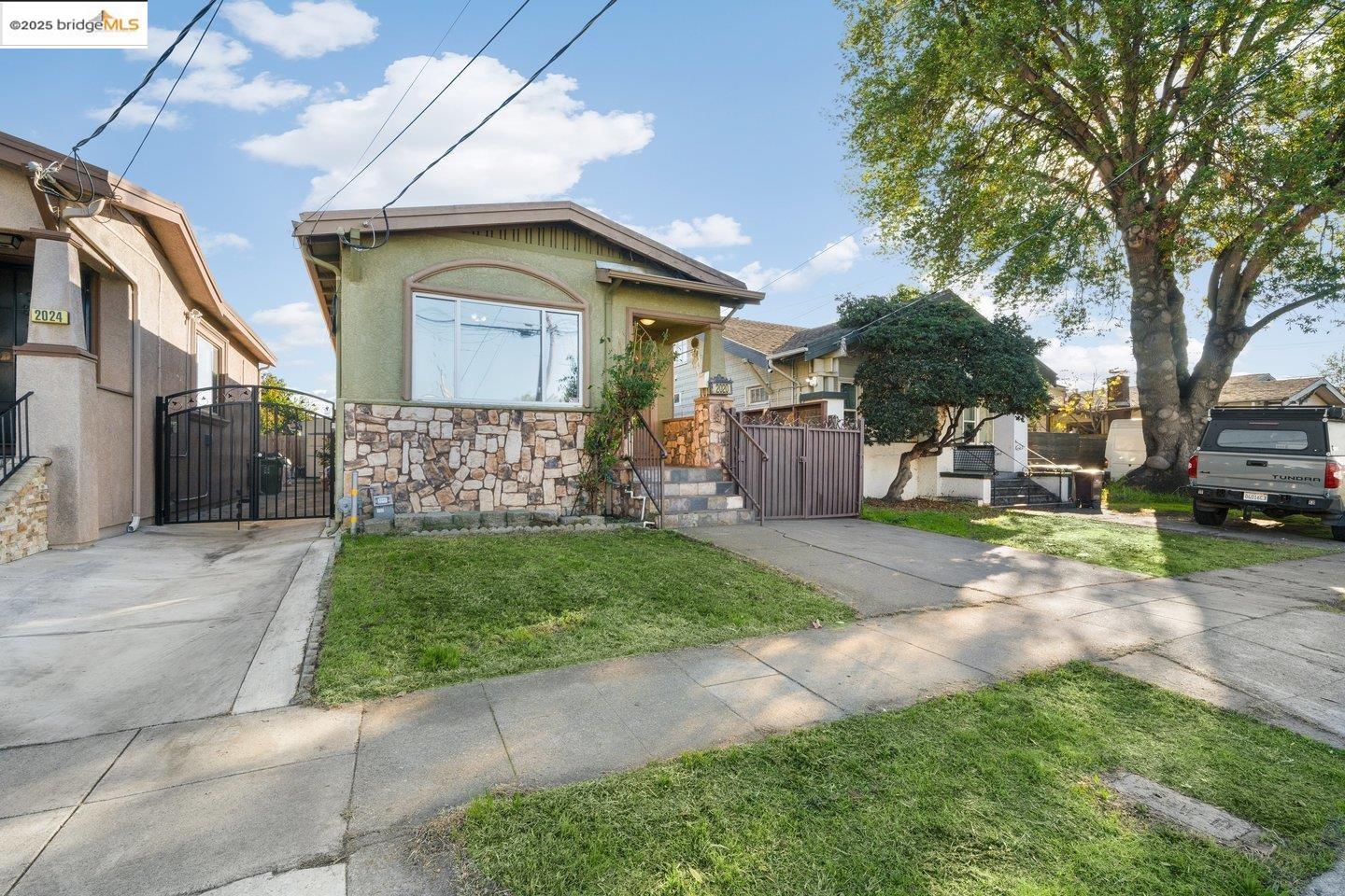 Detail Gallery Image 3 of 19 For 2020 Auseon Ave, Oakland,  CA 94621 - 3 Beds | 1 Baths