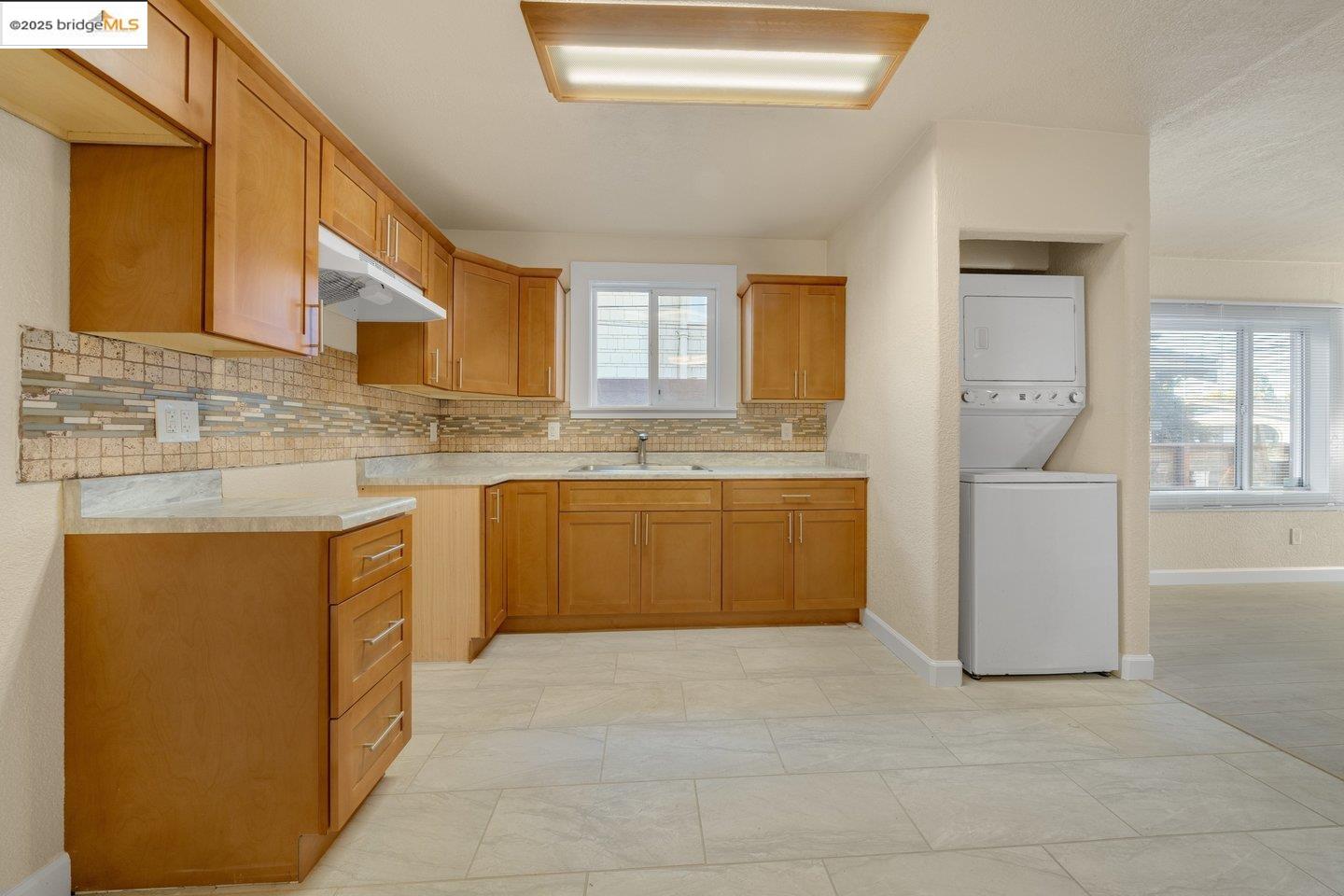 Detail Gallery Image 8 of 19 For 2020 Auseon Ave, Oakland,  CA 94621 - 3 Beds | 1 Baths