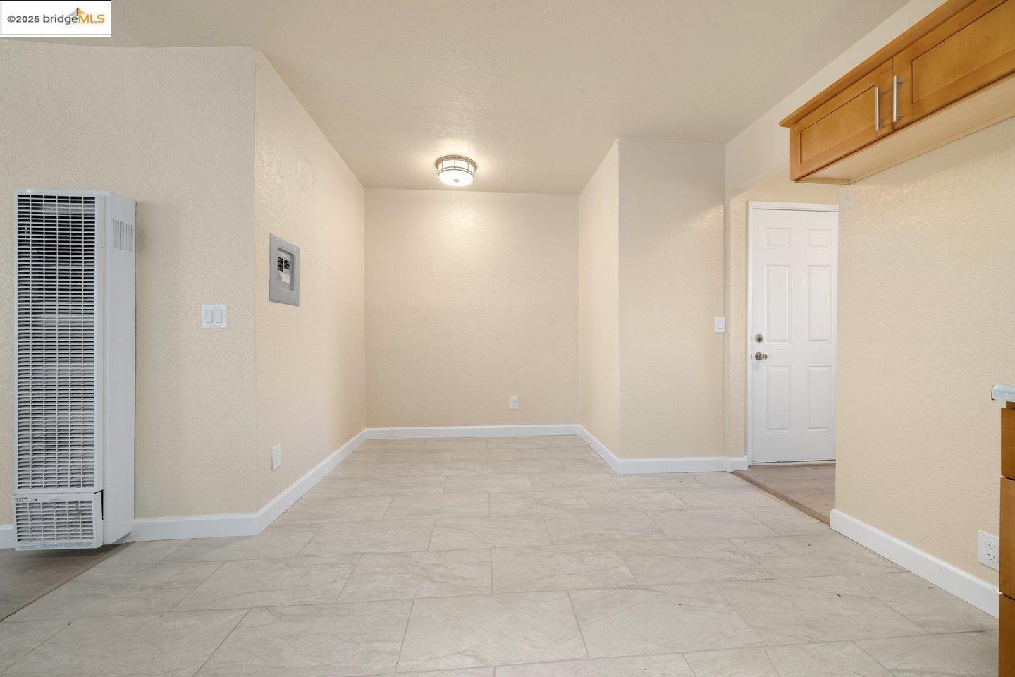 Detail Gallery Image 9 of 19 For 2020 Auseon Ave, Oakland,  CA 94621 - 3 Beds | 1 Baths