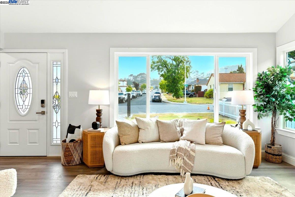 Detail Gallery Image 8 of 31 For 590 Cherry Ave, San Bruno,  CA 94066 - 3 Beds | 2/1 Baths