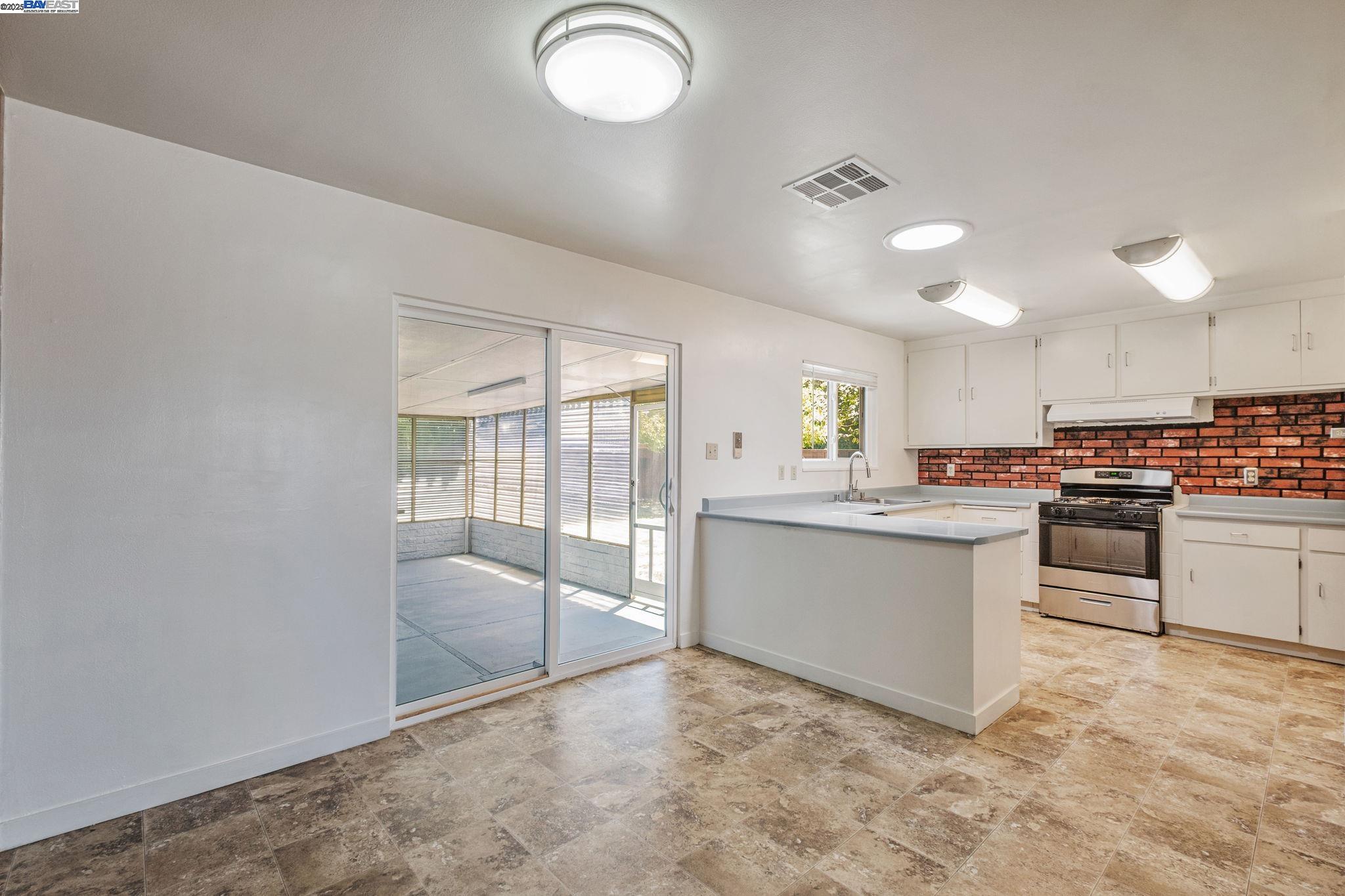 Detail Gallery Image 13 of 37 For 26294 Dodge Ave, Hayward,  CA 94545 - 3 Beds | 2 Baths