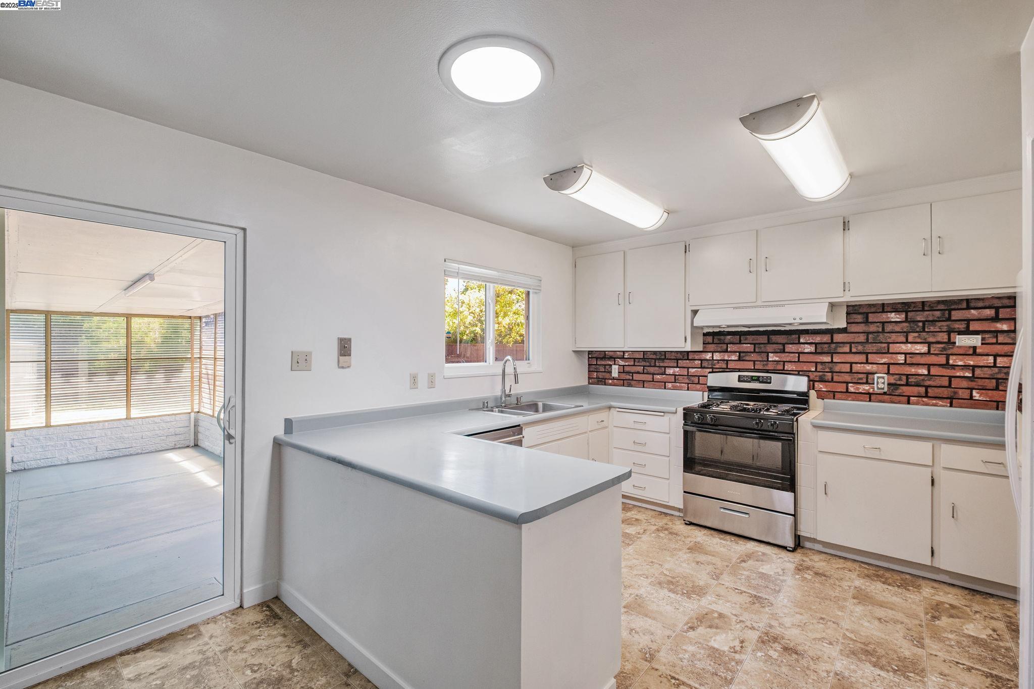 Detail Gallery Image 14 of 37 For 26294 Dodge Ave, Hayward,  CA 94545 - 3 Beds | 2 Baths