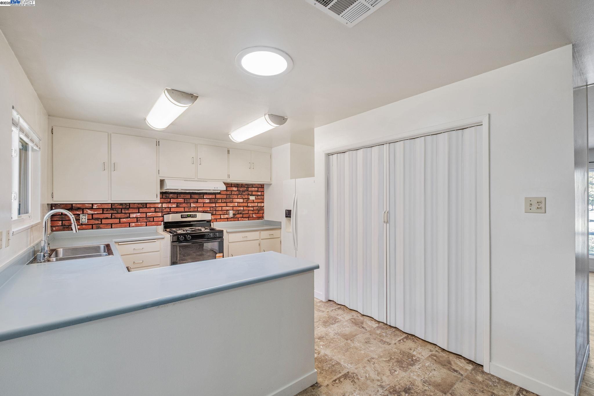 Detail Gallery Image 15 of 37 For 26294 Dodge Ave, Hayward,  CA 94545 - 3 Beds | 2 Baths