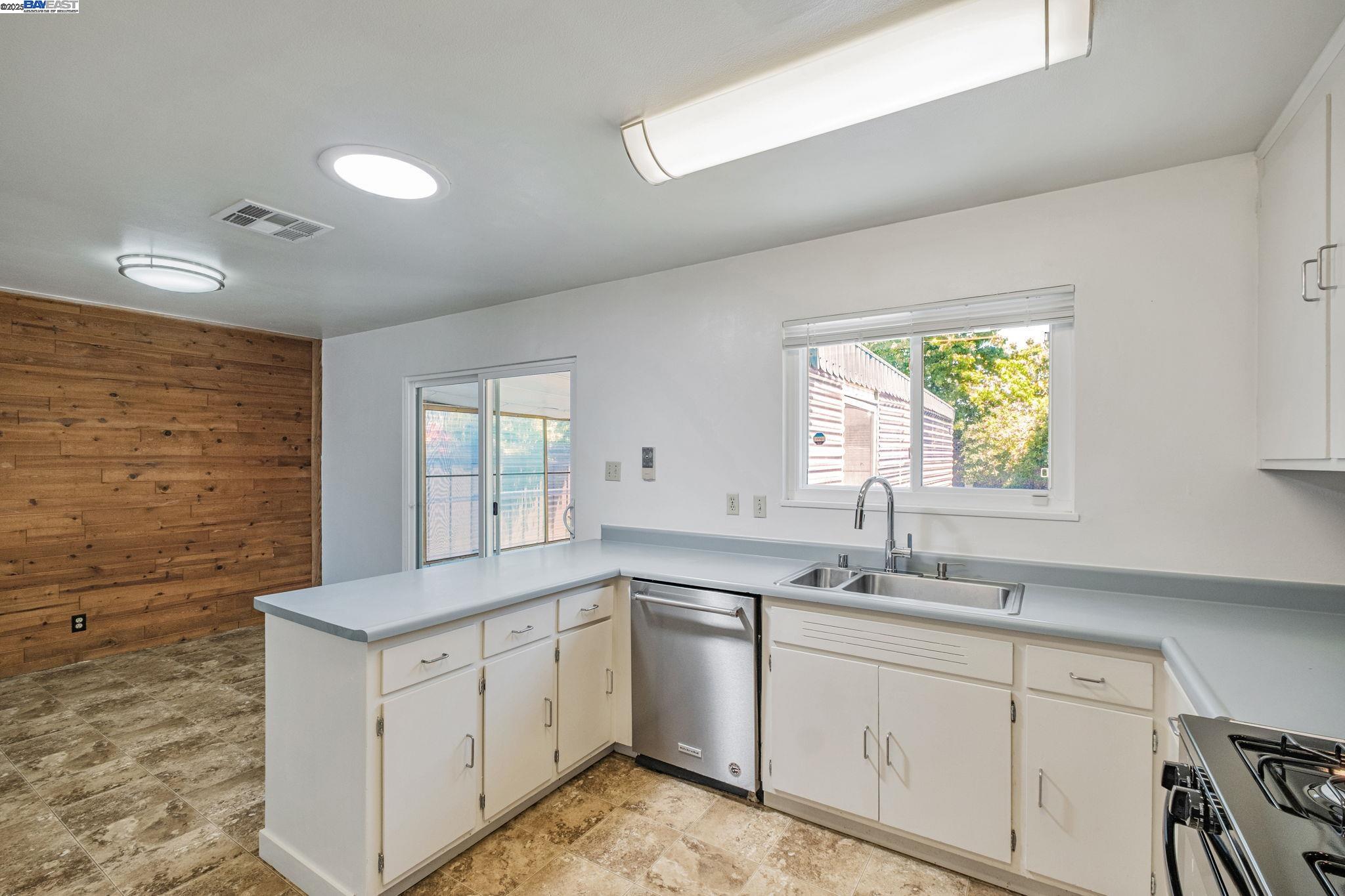 Detail Gallery Image 16 of 37 For 26294 Dodge Ave, Hayward,  CA 94545 - 3 Beds | 2 Baths