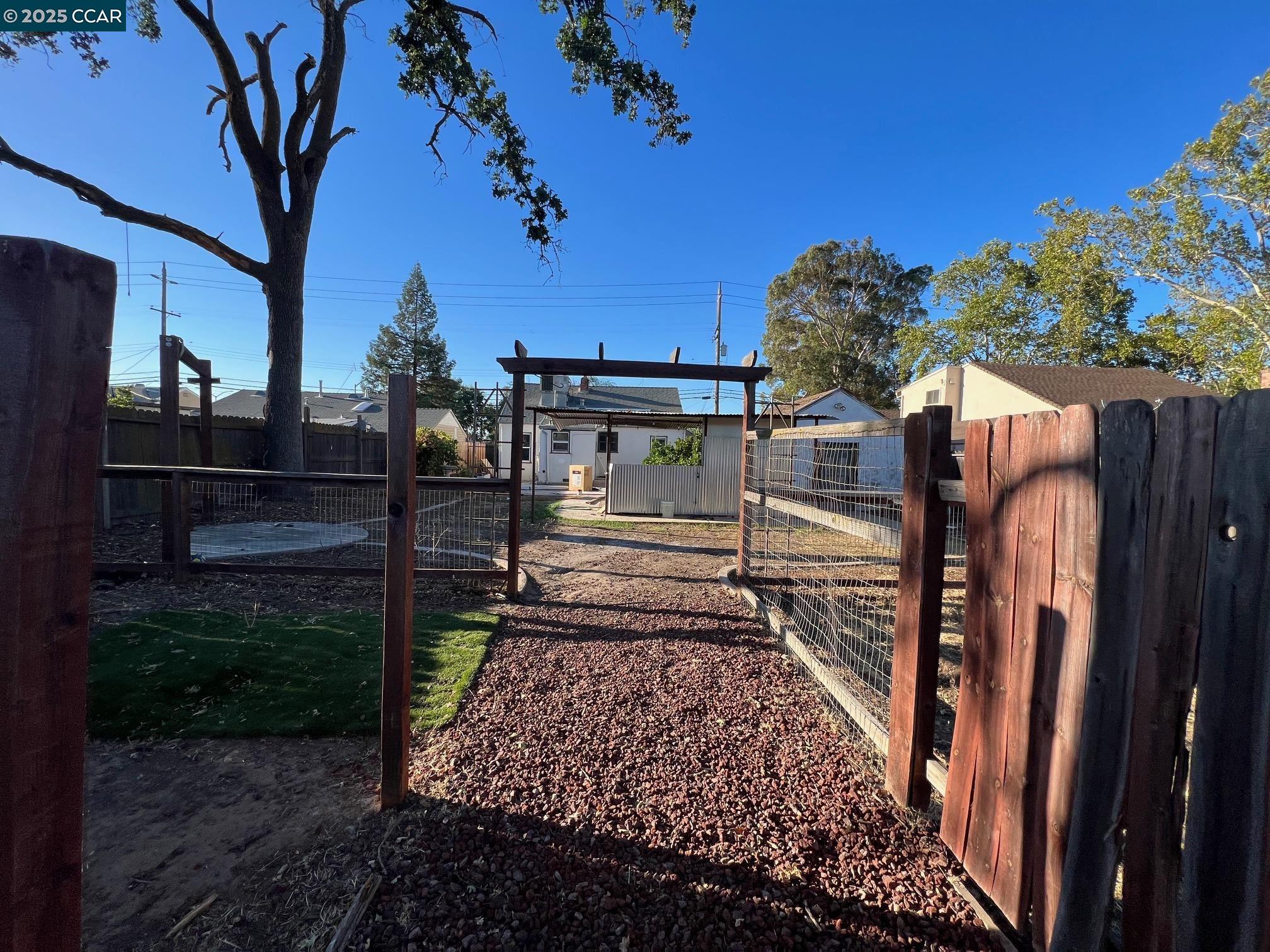 Detail Gallery Image 14 of 19 For 1650 Glenrose Avenue, Sacramento,  CA 95815 - 3 Beds | 2 Baths
