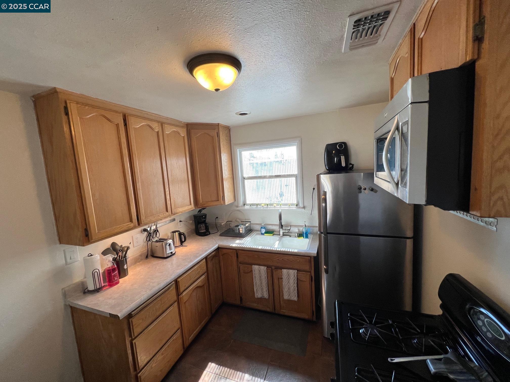 Detail Gallery Image 10 of 19 For 1650 Glenrose Avenue, Sacramento,  CA 95815 - 3 Beds | 2 Baths