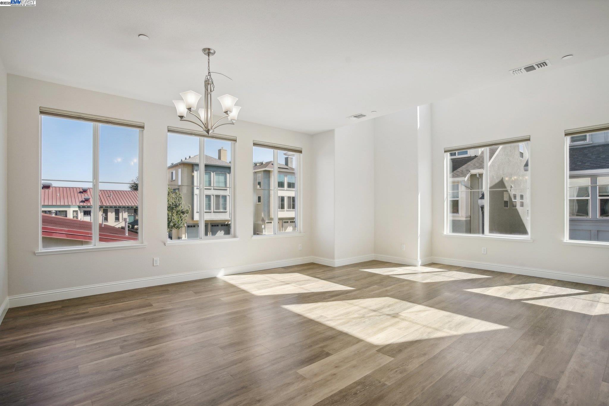 Detail Gallery Image 4 of 27 For 2636 Wisteria Way, Concord,  CA 94519 - 3 Beds | 3/1 Baths