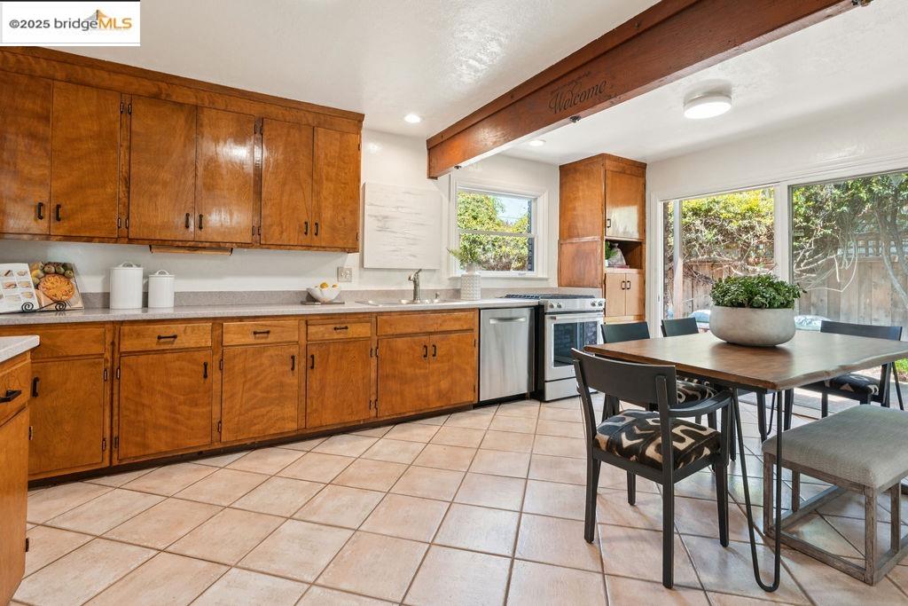 Detail Gallery Image 12 of 37 For 2668 Washington Ave, Redwood City,  CA 94061 - 4 Beds | 3/1 Baths