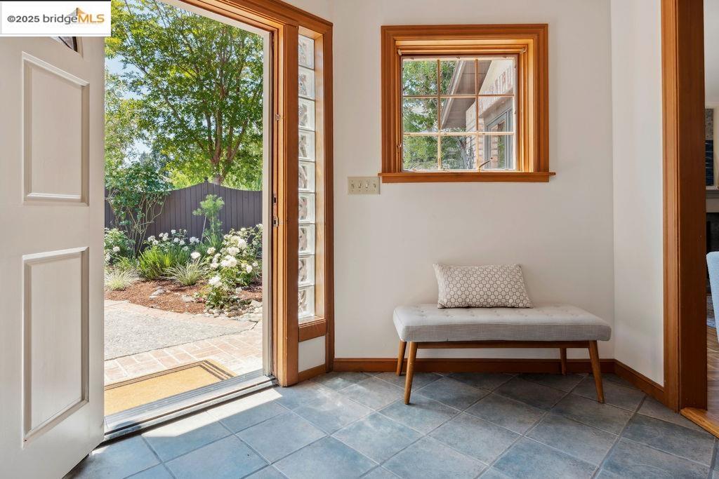 Detail Gallery Image 7 of 37 For 2668 Washington Ave, Redwood City,  CA 94061 - 4 Beds | 3/1 Baths