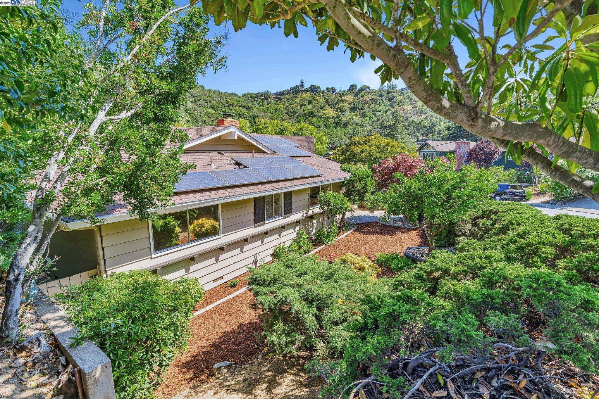 Detail Gallery Image 2 of 60 For 1092 Porto Marino Dr, San Carlos,  CA 94070 - 4 Beds | 2/1 Baths