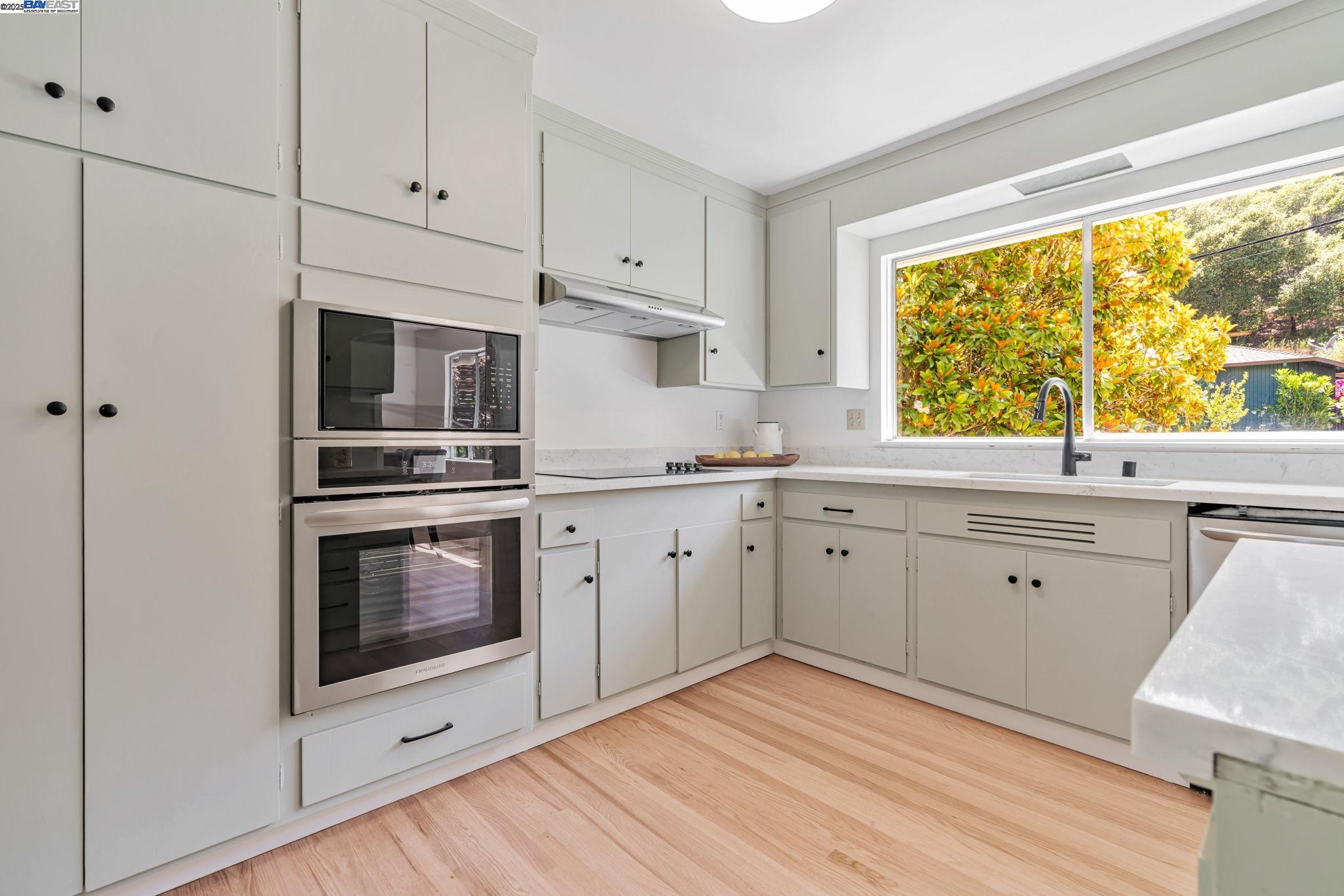 Detail Gallery Image 17 of 60 For 1092 Porto Marino Dr, San Carlos,  CA 94070 - 4 Beds | 2/1 Baths