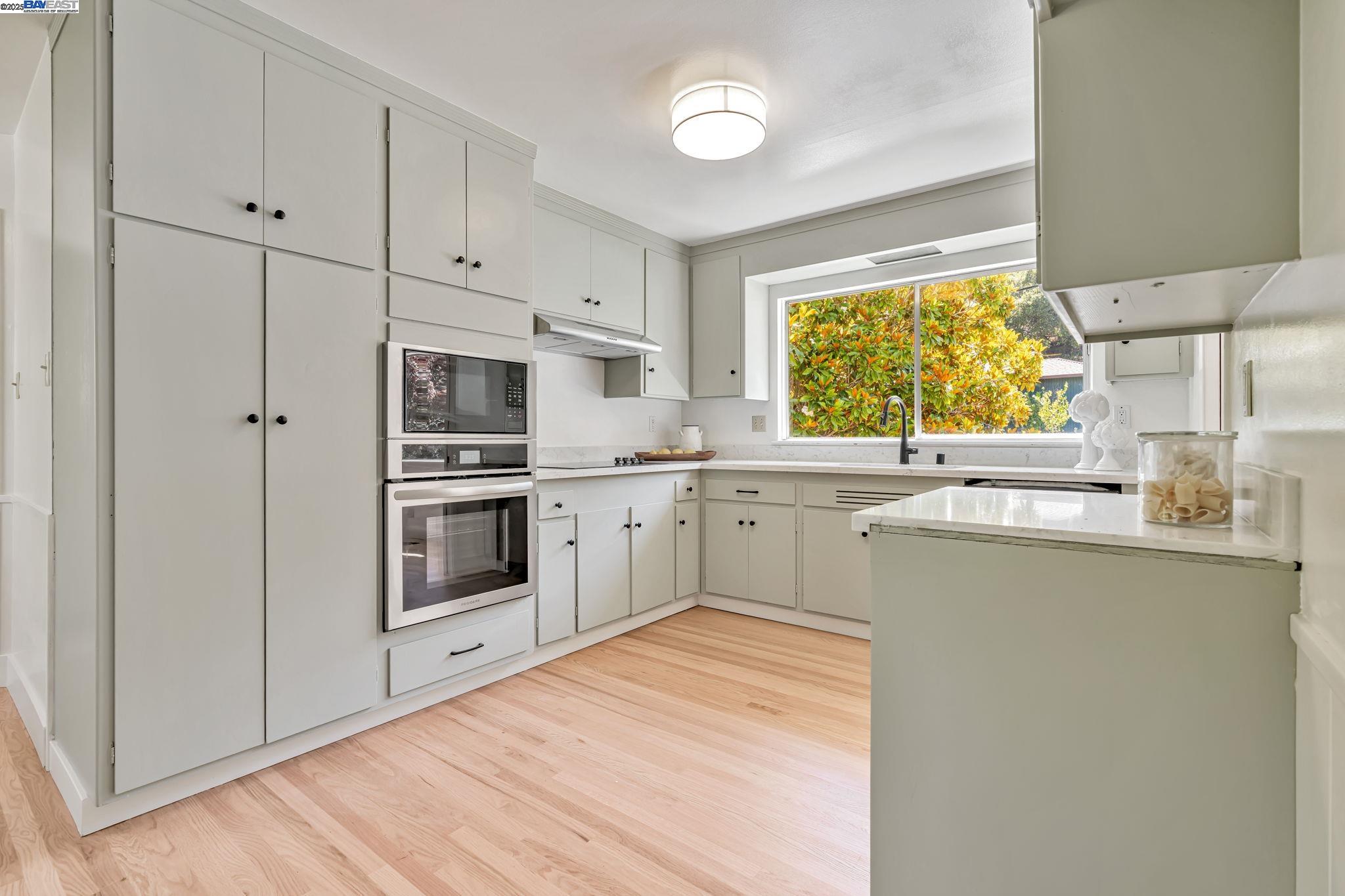 Detail Gallery Image 18 of 60 For 1092 Porto Marino Dr, San Carlos,  CA 94070 - 4 Beds | 2/1 Baths