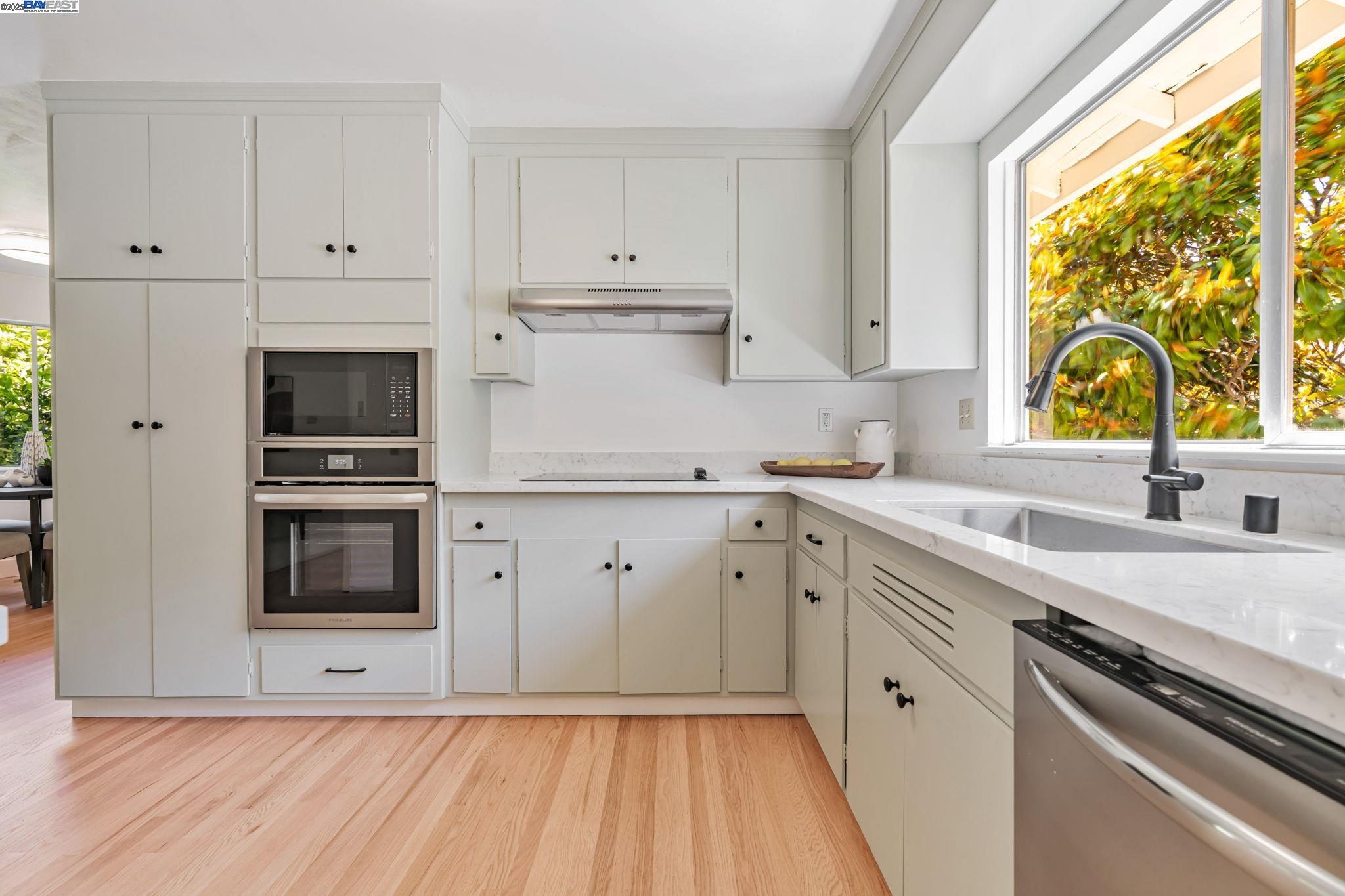 Detail Gallery Image 19 of 60 For 1092 Porto Marino Dr, San Carlos,  CA 94070 - 4 Beds | 2/1 Baths