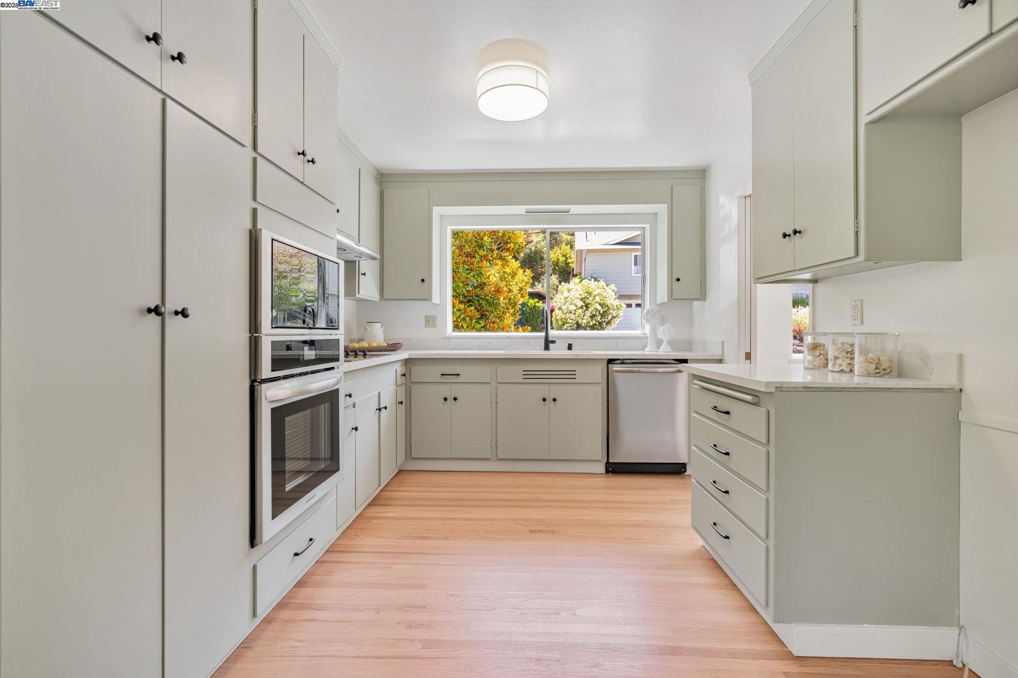 Detail Gallery Image 20 of 60 For 1092 Porto Marino Dr, San Carlos,  CA 94070 - 4 Beds | 2/1 Baths