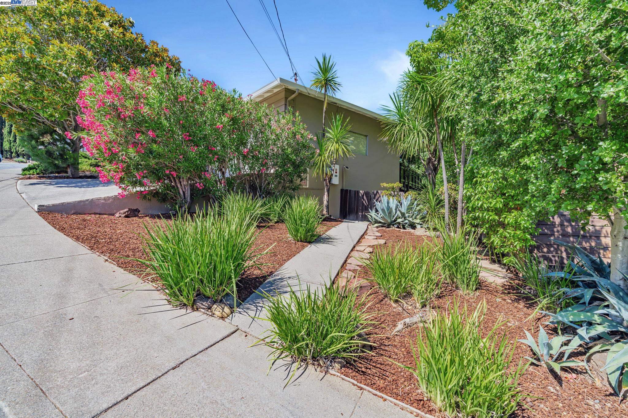 Detail Gallery Image 3 of 60 For 1092 Porto Marino Dr, San Carlos,  CA 94070 - 4 Beds | 2/1 Baths