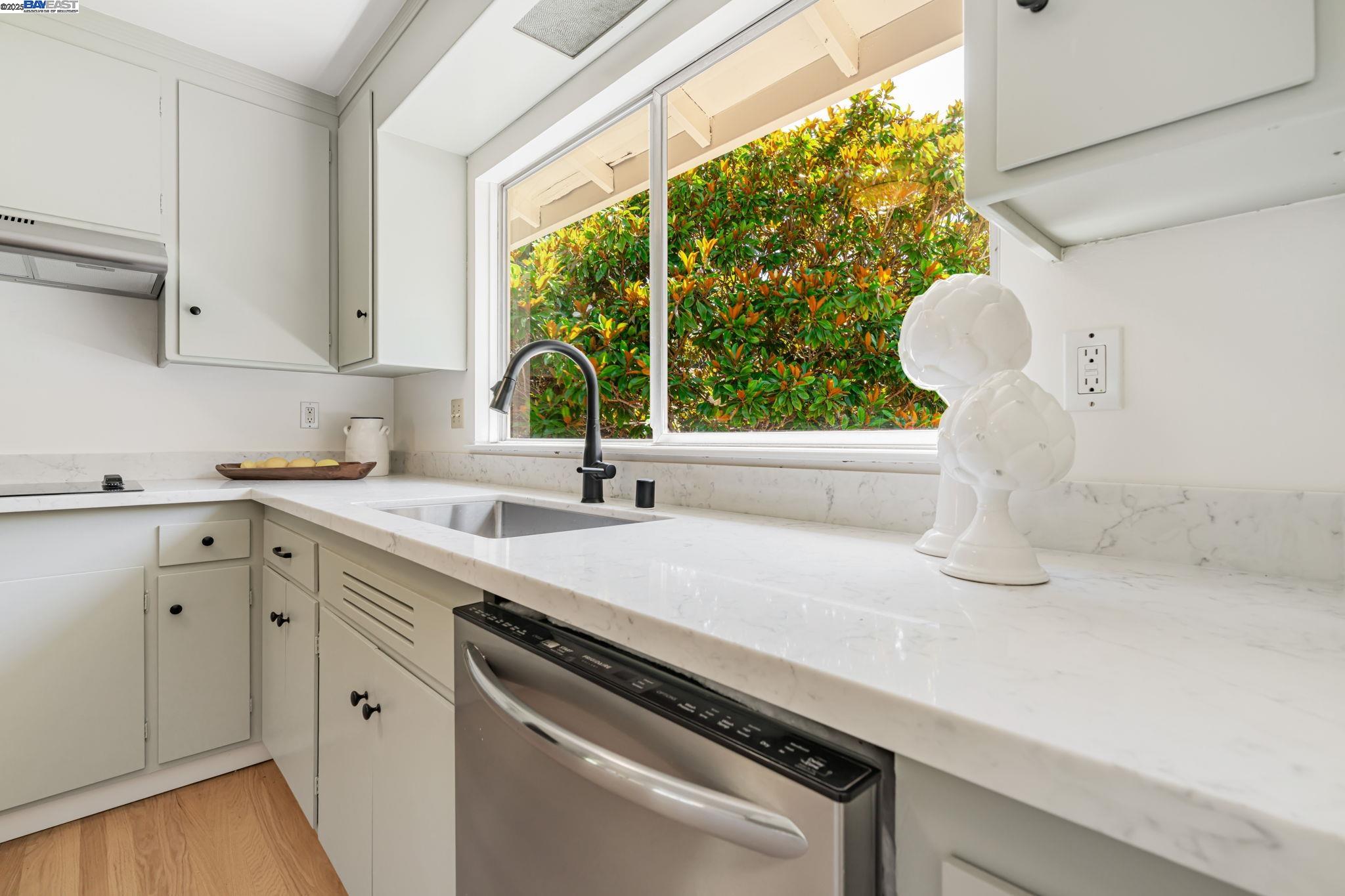 Detail Gallery Image 21 of 60 For 1092 Porto Marino Dr, San Carlos,  CA 94070 - 4 Beds | 2/1 Baths