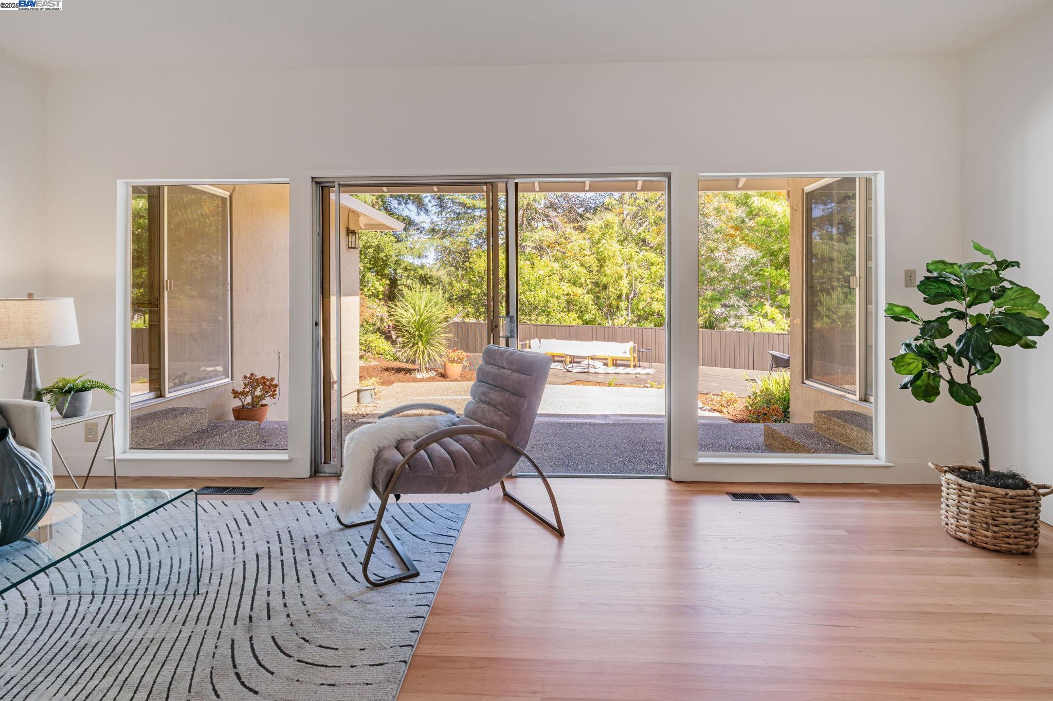 Detail Gallery Image 4 of 60 For 1092 Porto Marino Dr, San Carlos,  CA 94070 - 4 Beds | 2/1 Baths